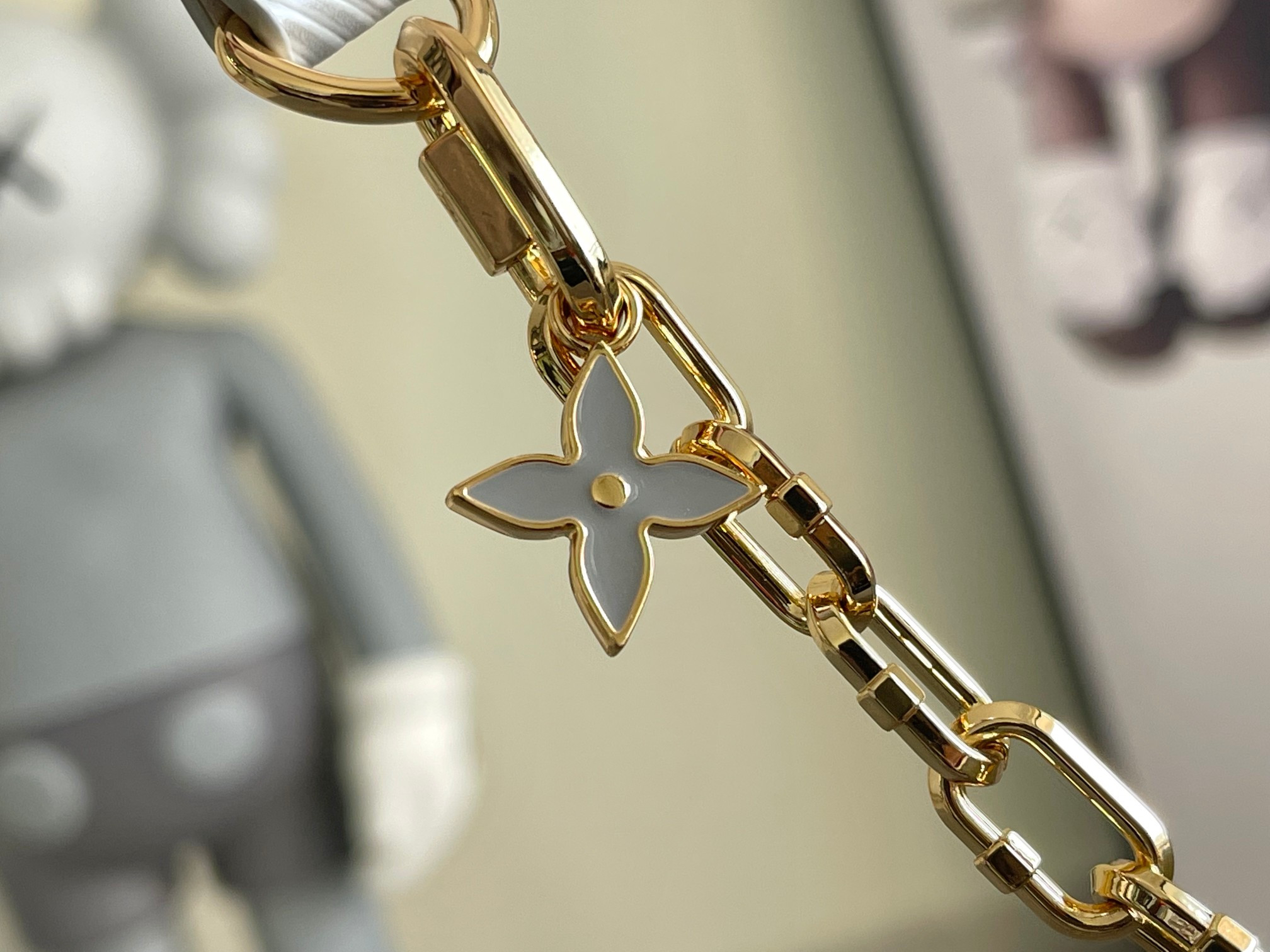 LOUIS VUITTON Twist MM white 9.1 x 6.7 x 3.7 inches