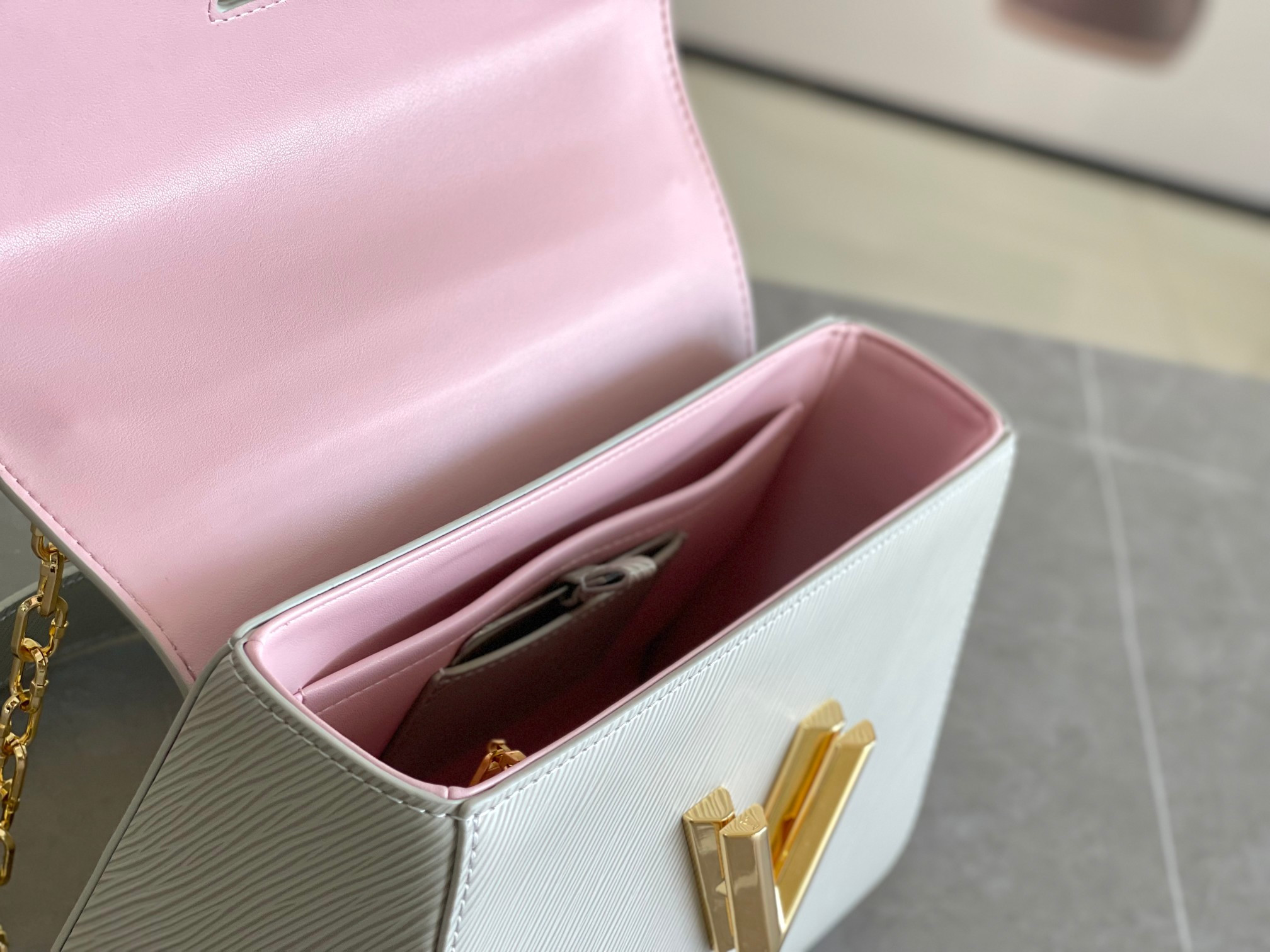 LOUIS VUITTON Twist MM white 9.1 x 6.7 x 3.7 inches