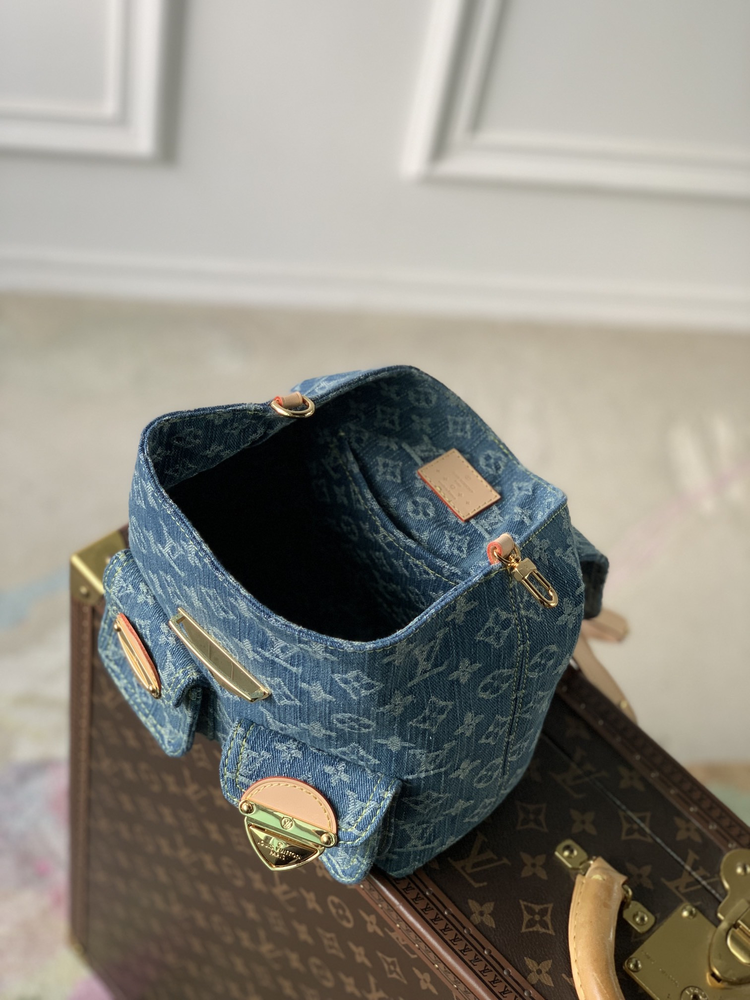 LOUIS VUITTON M46836 Venice 9.4 x 10.2 x 2.8 inches