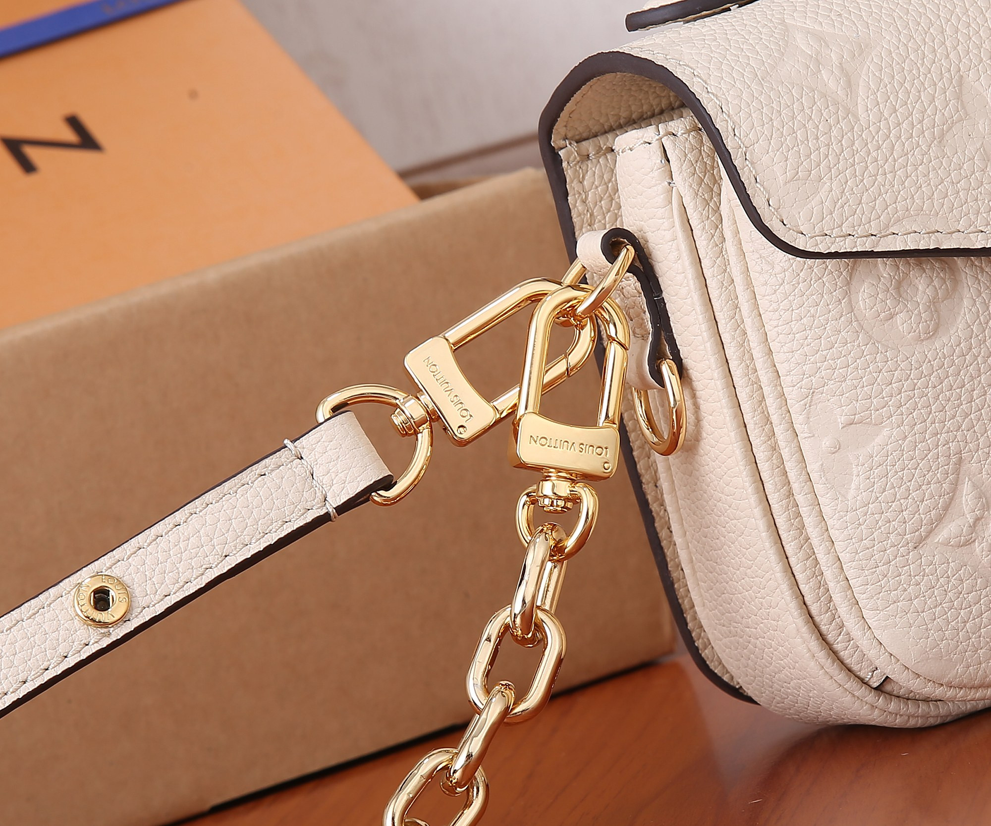 LV Pochette Métis East West M22942 21.5 x 13.5 x 6 cm