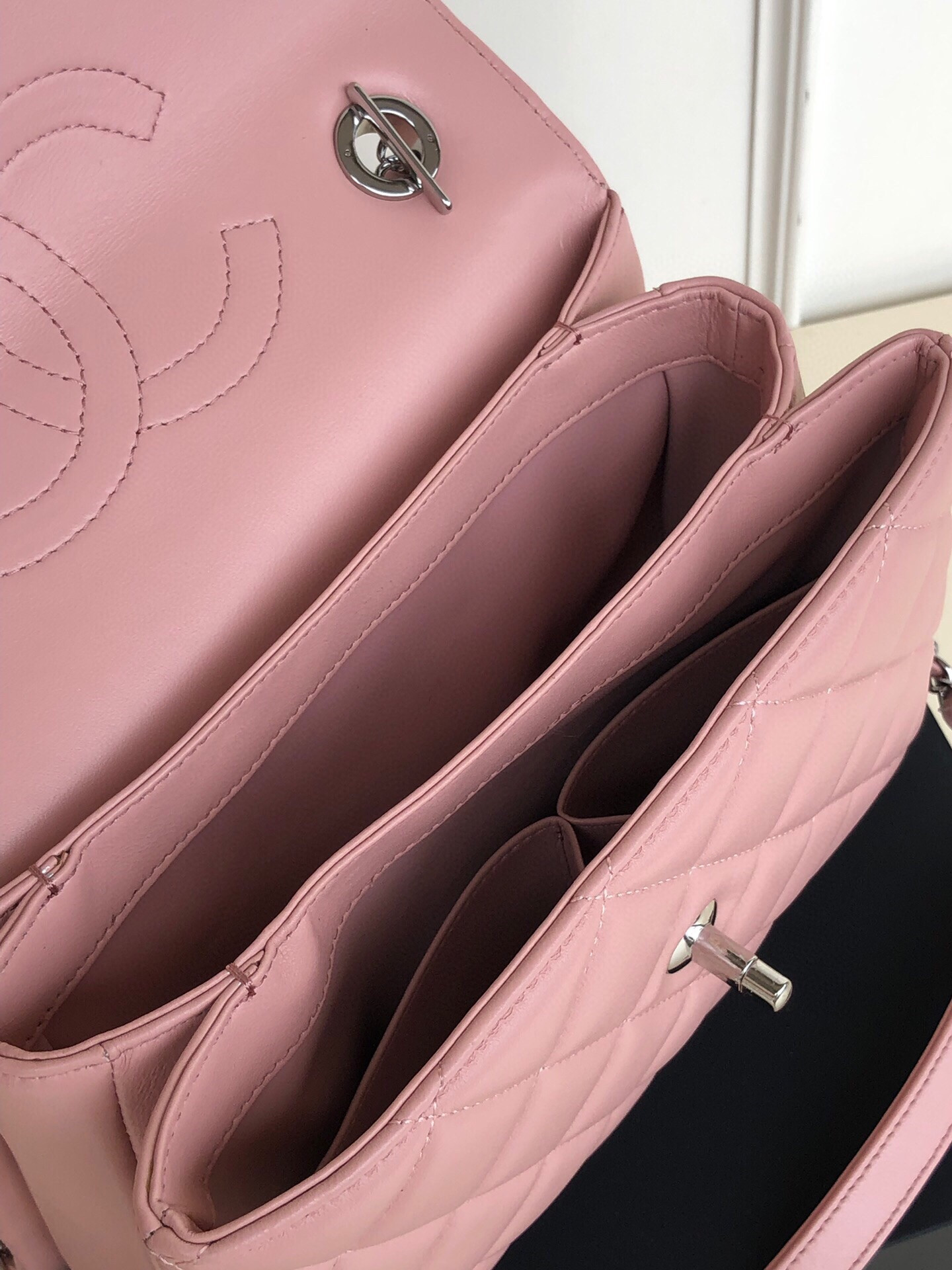 CHANEL FLAP BAG WITH TOP HANDLE 6.6 × 9.8 × 4.7 in