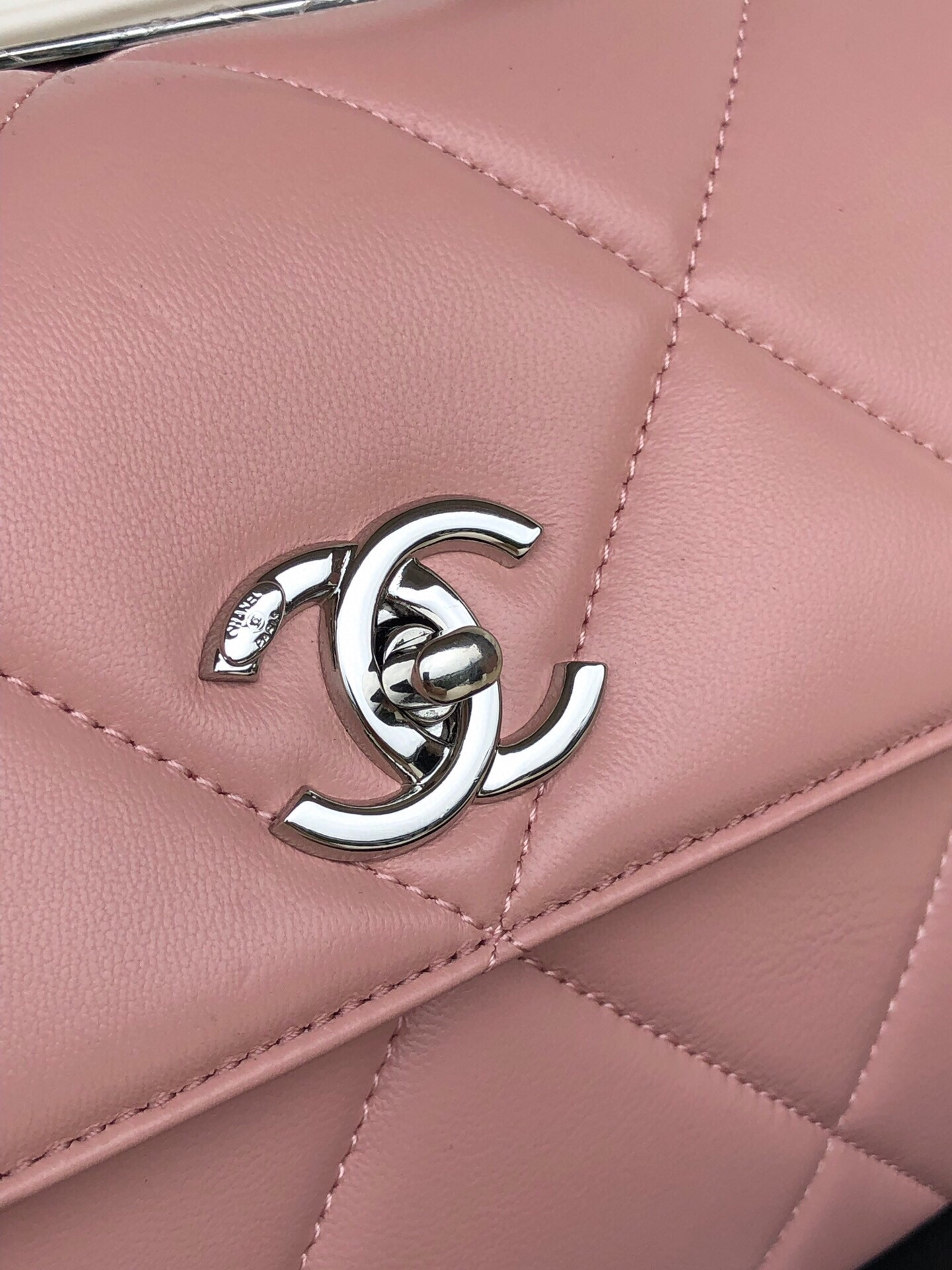 CHANEL FLAP BAG WITH TOP HANDLE 6.6 × 9.8 × 4.7 in