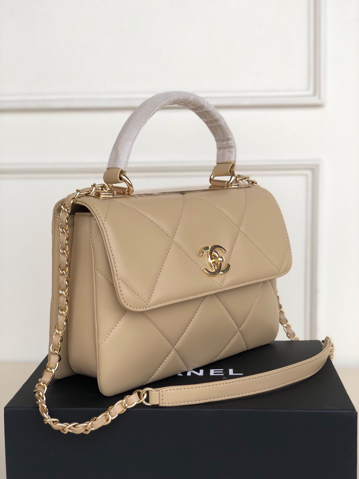 CHANEL FLAP BAG WITH TOP HANDLE 6.6 × 9.8 × 4.7 in