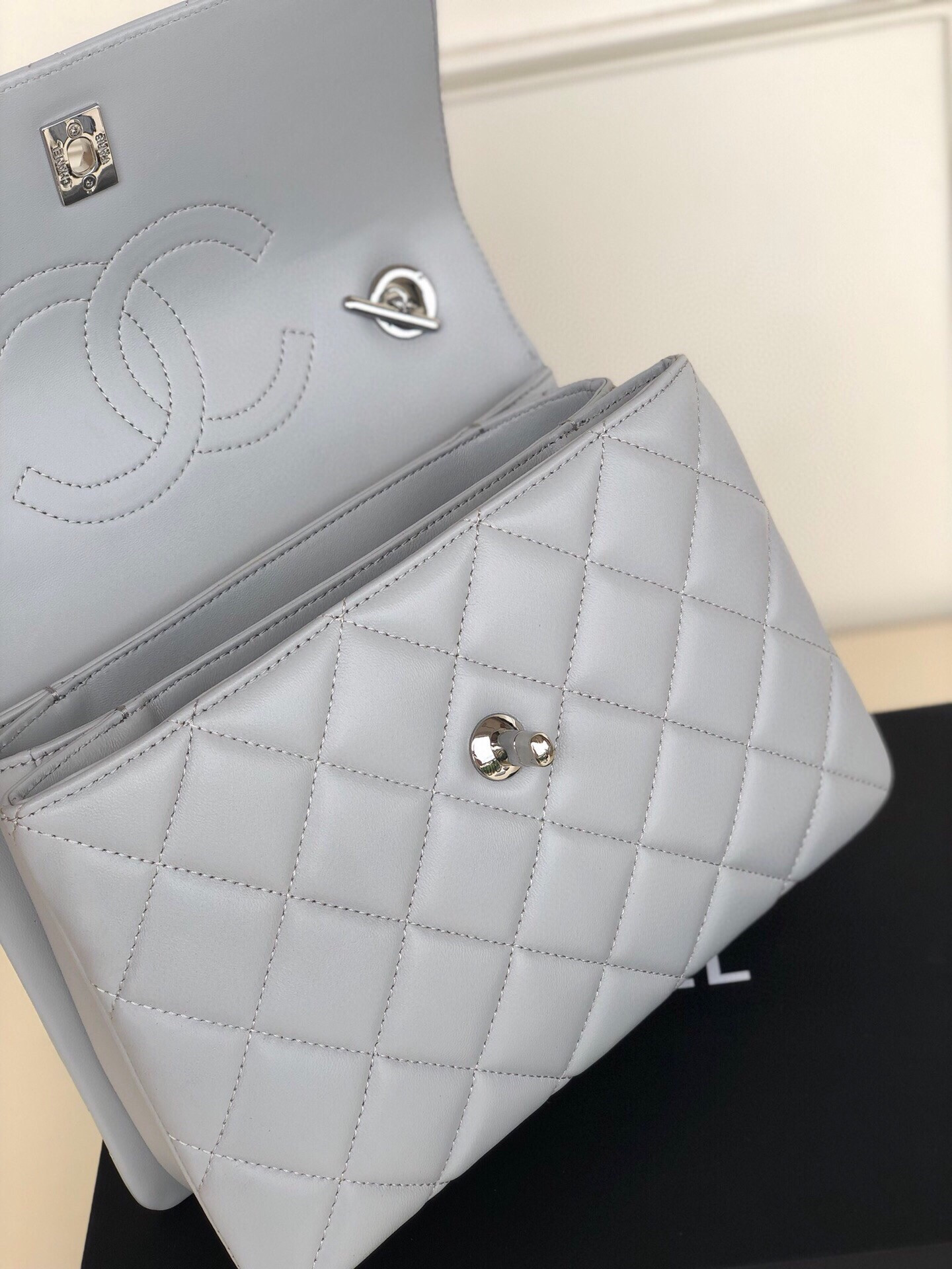 CHANEL FLAP BAG WITH TOP HANDLE 6.6 × 9.8 × 4.7 in