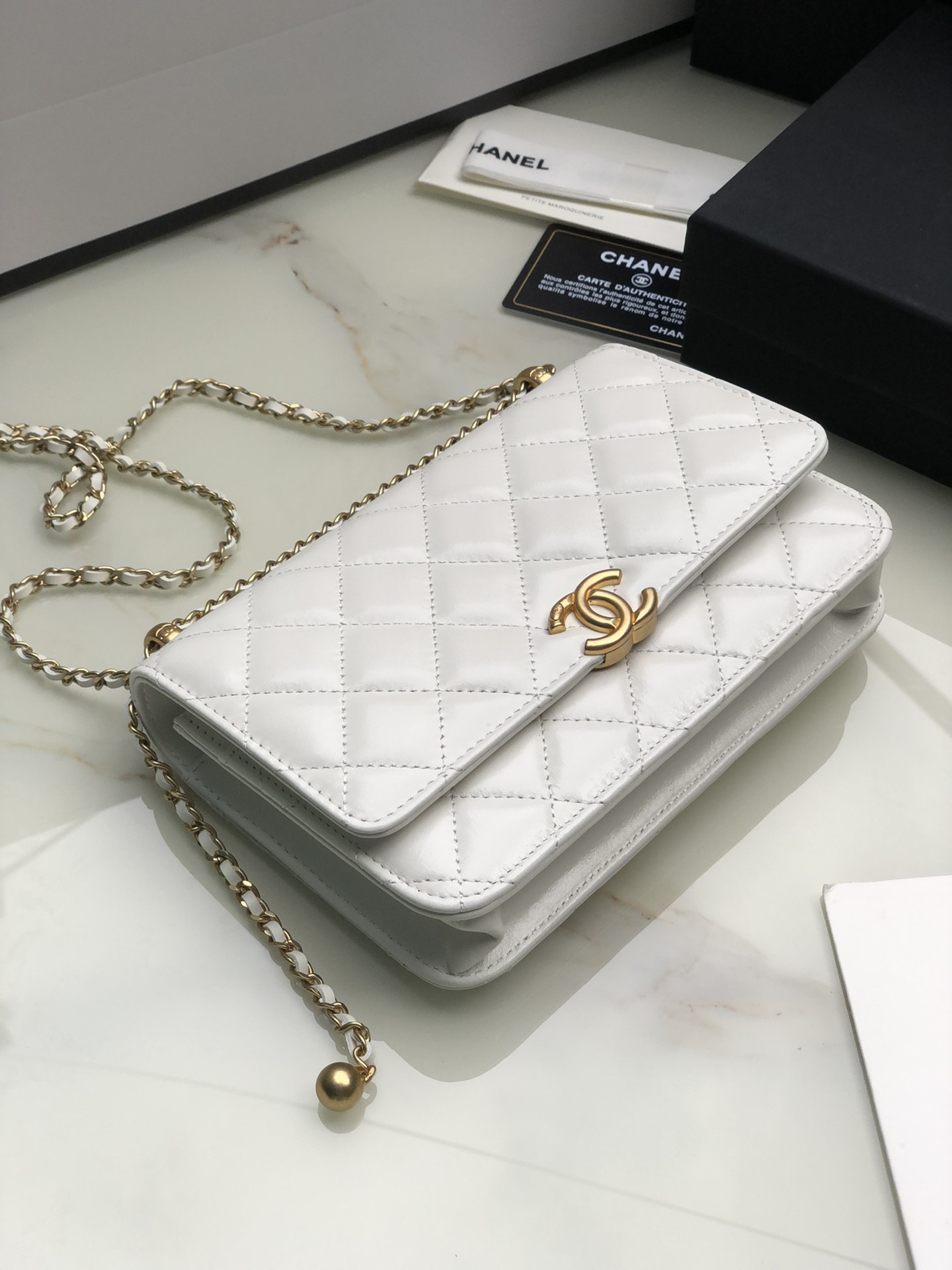 CHANEL CLASSIC WALLET ON CHAIN WHITE 4.8 × 7.5 × 1.4 in