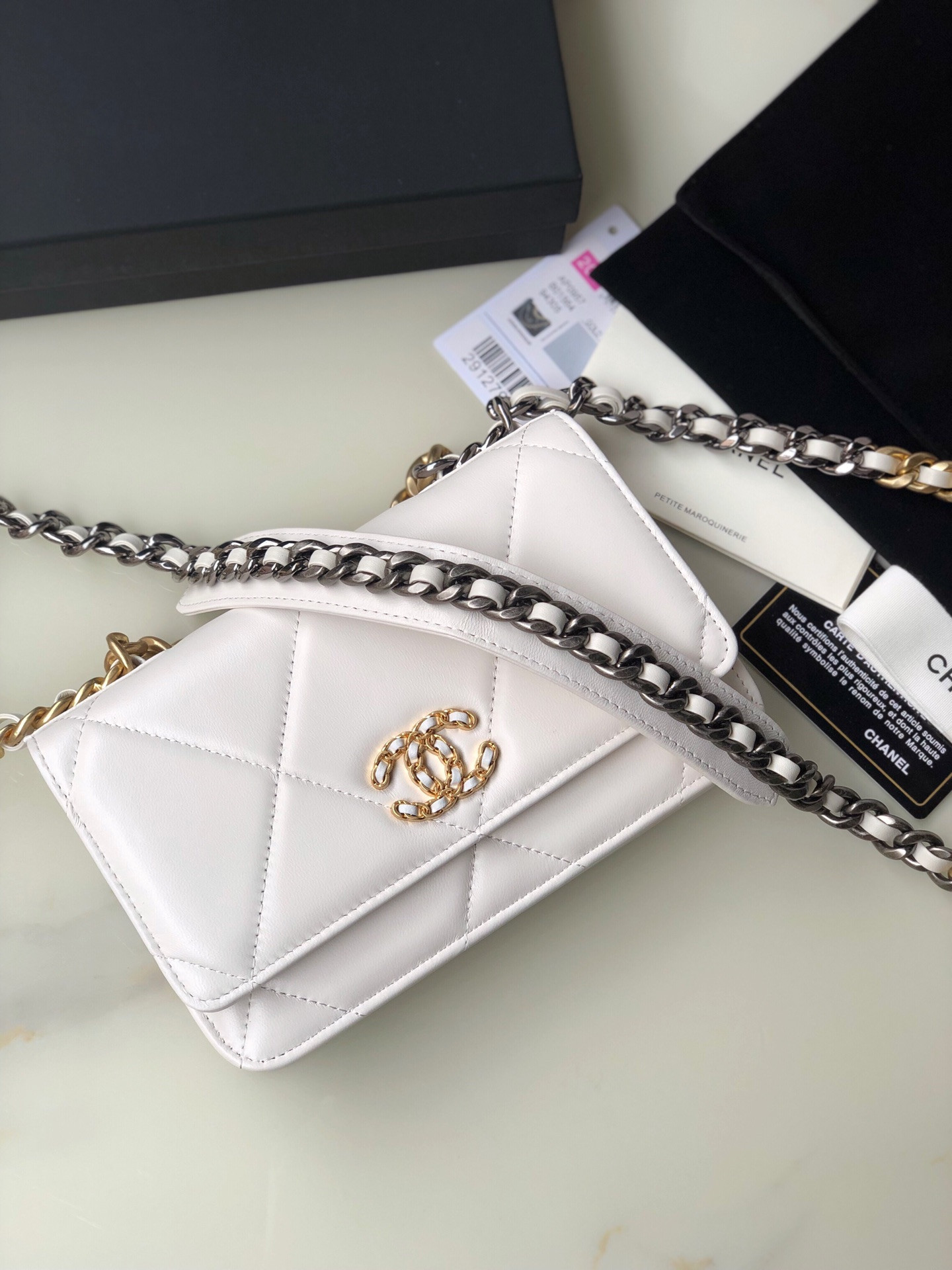 CHANEL CLASSIC WALLET ON CHAIN 4.8 × 7.5 × 1.4 in