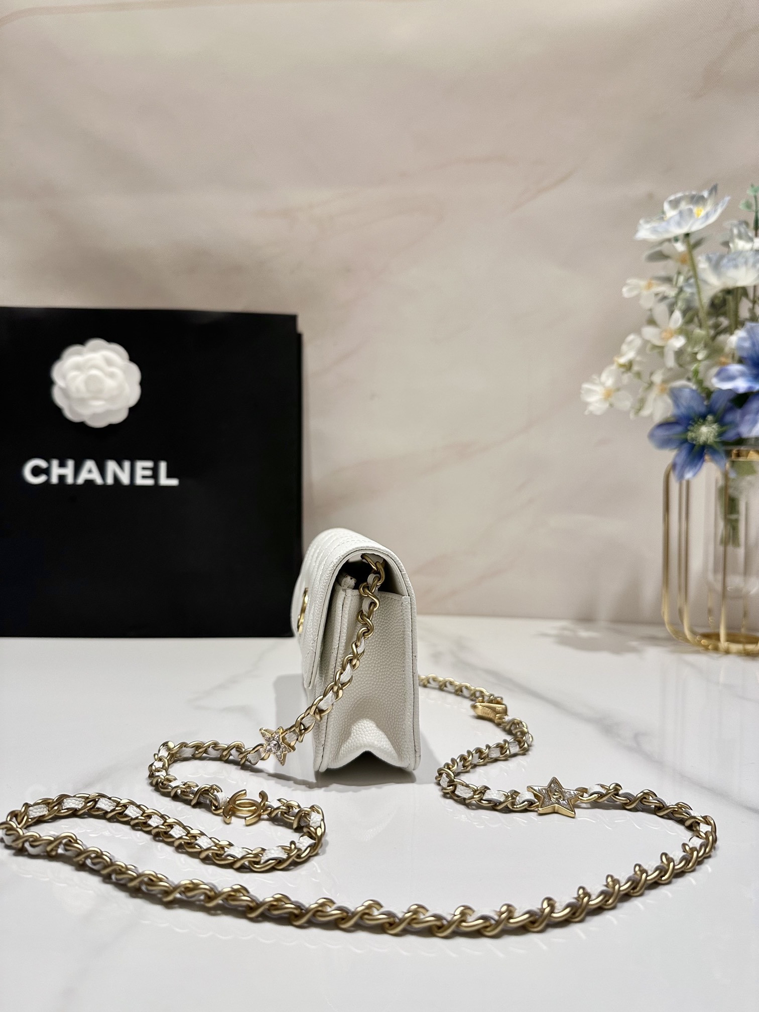 CHANEL CLASSIC WALLET ON CHAIN MINI WHITE 6.7 x 3.9 x 1.6 in