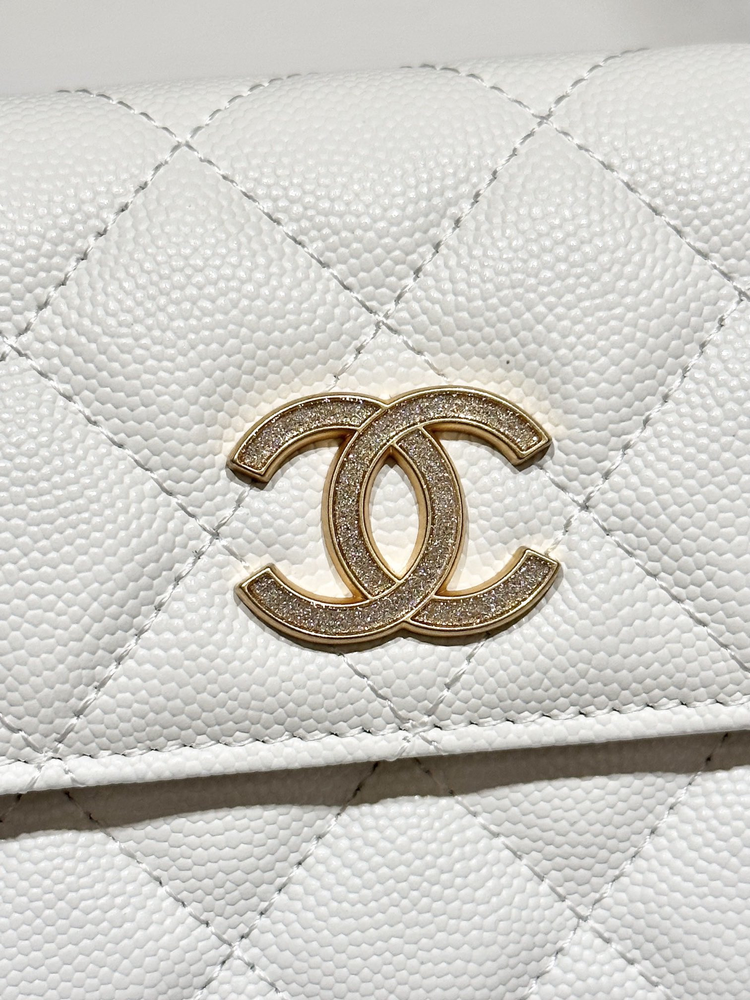 CHANEL CLASSIC WALLET ON CHAIN MINI WHITE 6.7 x 3.9 x 1.6 in