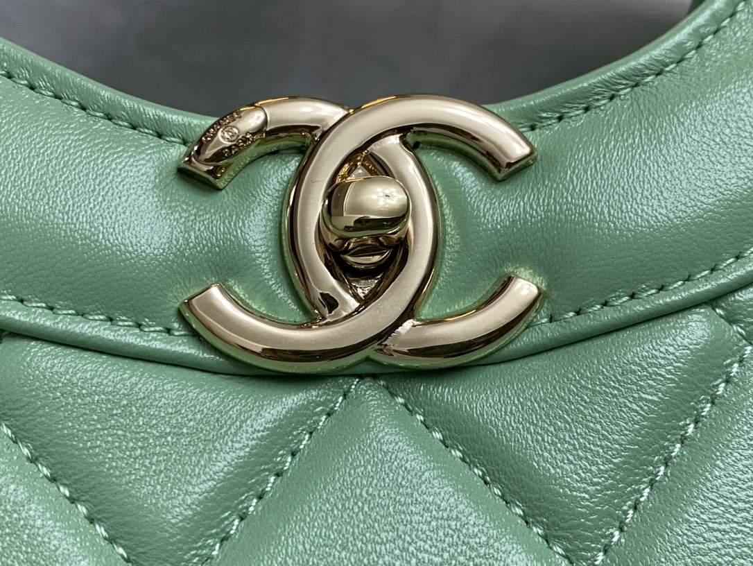 CHANEL  SHOPPING BAG Shiny Lambskin & Gold-Tone Metal Light green 35x39x8cm
