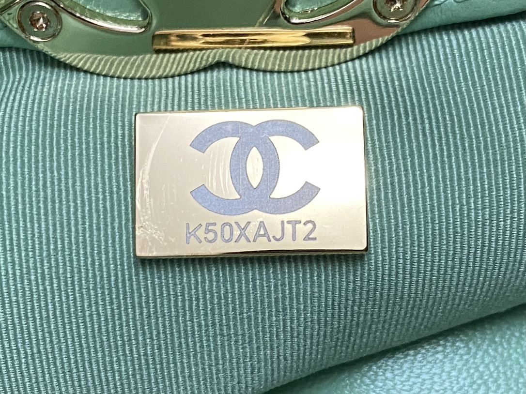 CHANEL MINI SHOPPING BAG Shiny Lambskin & Gold-Tone Metal Light green 22x23x5.5cm