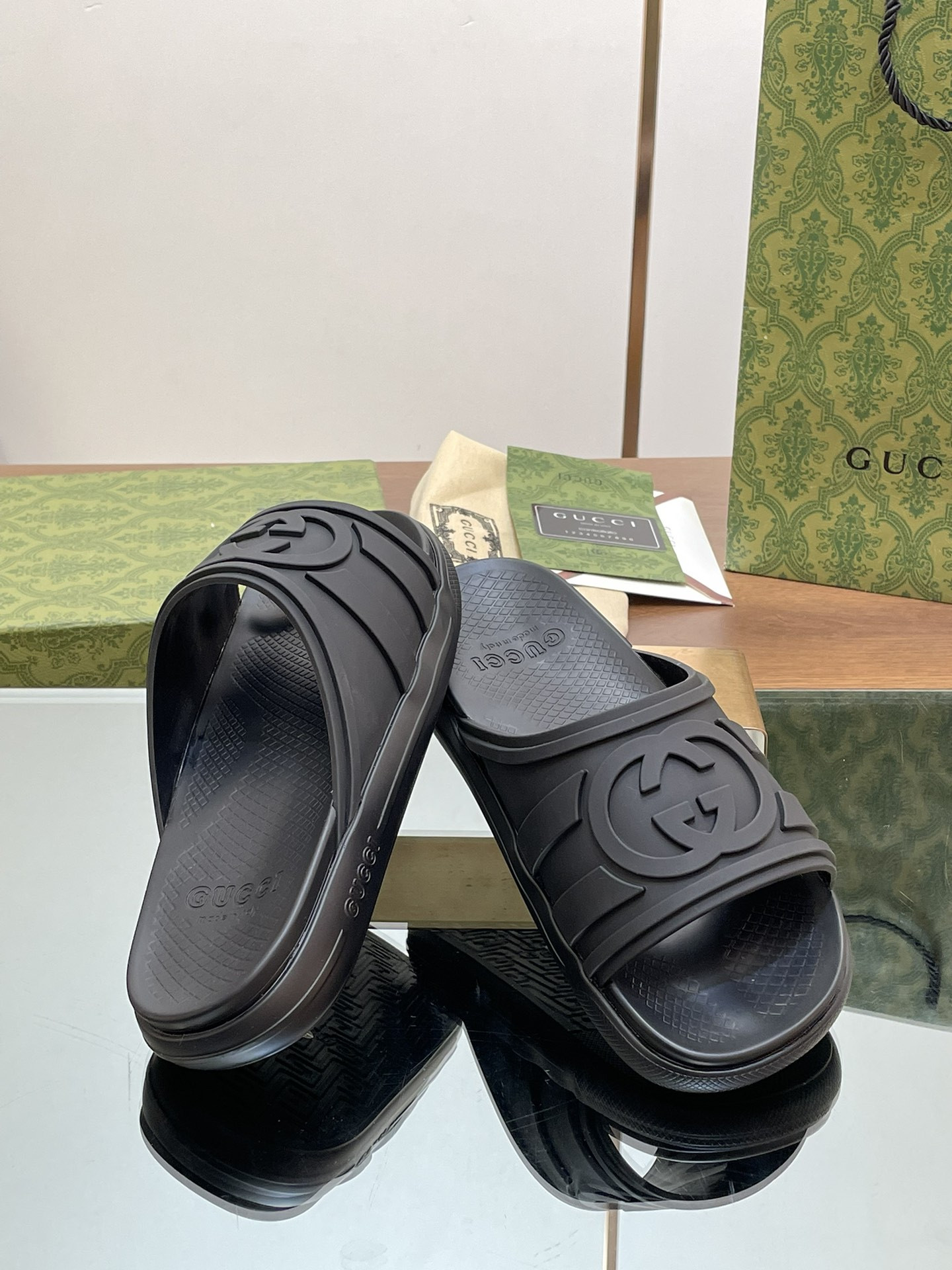 UA GUCCI INTERLOCKING G SLIDE SANDAL