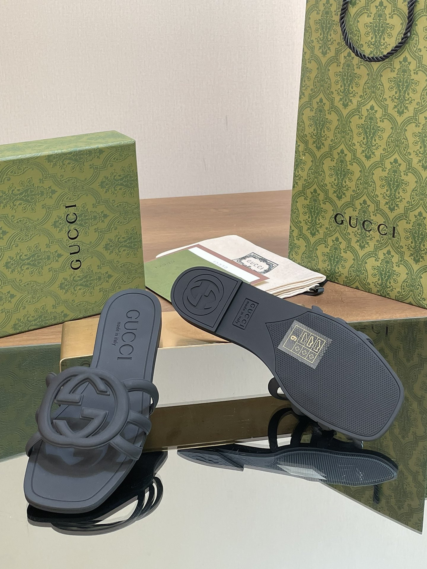 UA GUCCI INTERLOCKING G SLIDE SANDAL Black