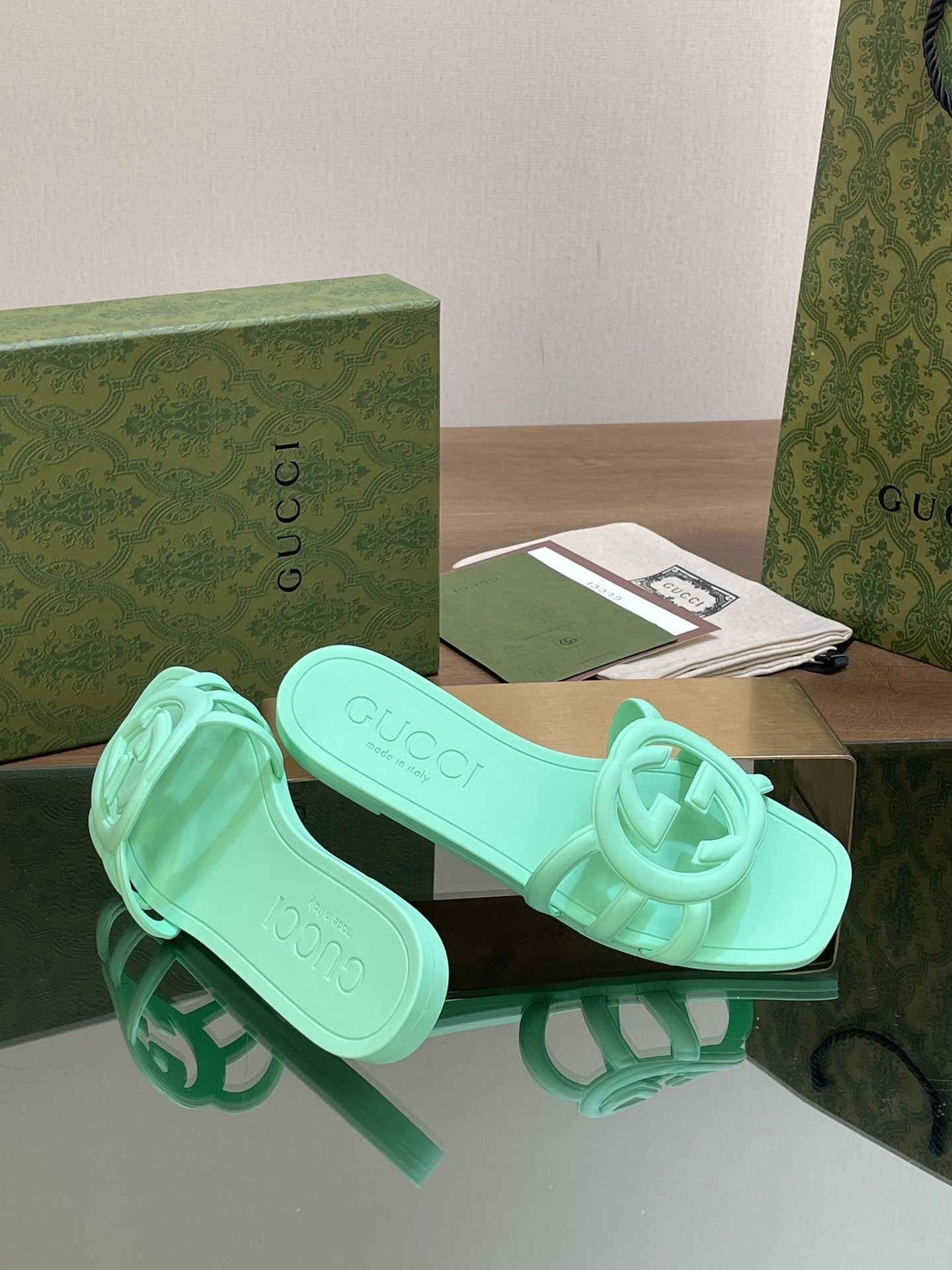 ua G*u*i interlocking g slide sandal pale green
