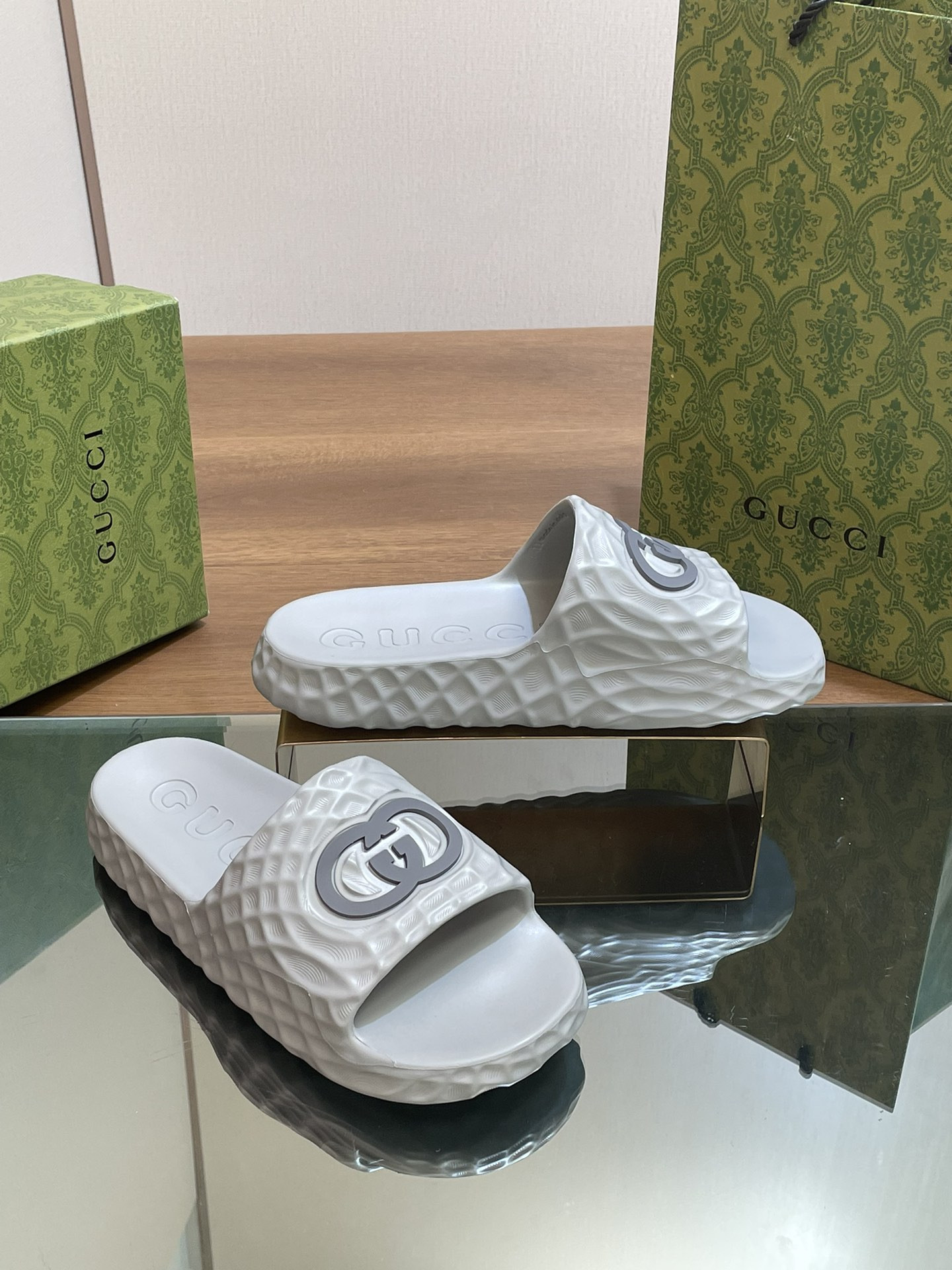 UA GUCCI INTERLOCKING G SLIDE SANDAL Gray