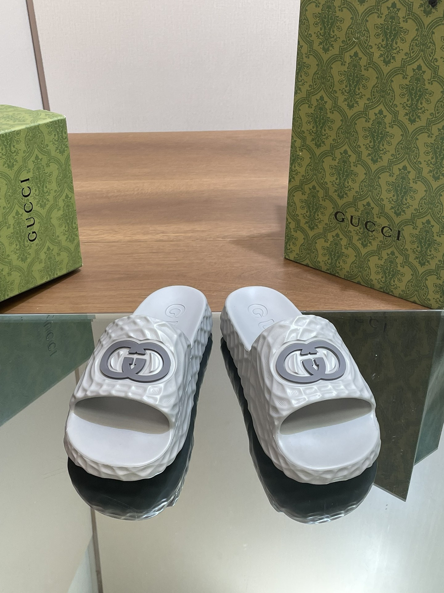 UA GUCCI INTERLOCKING G SLIDE SANDAL Gray