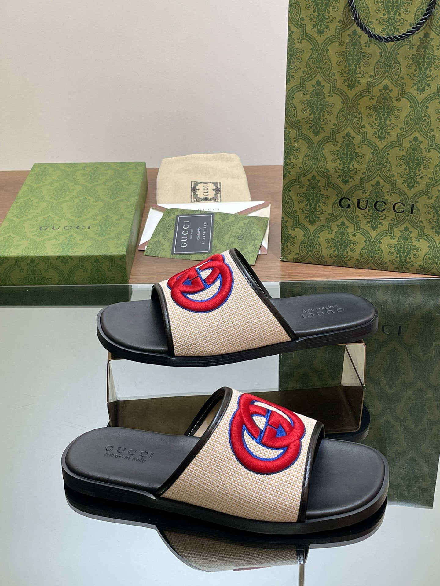 UA GUCCI INTERLOCKING G SLIDE SANDAL