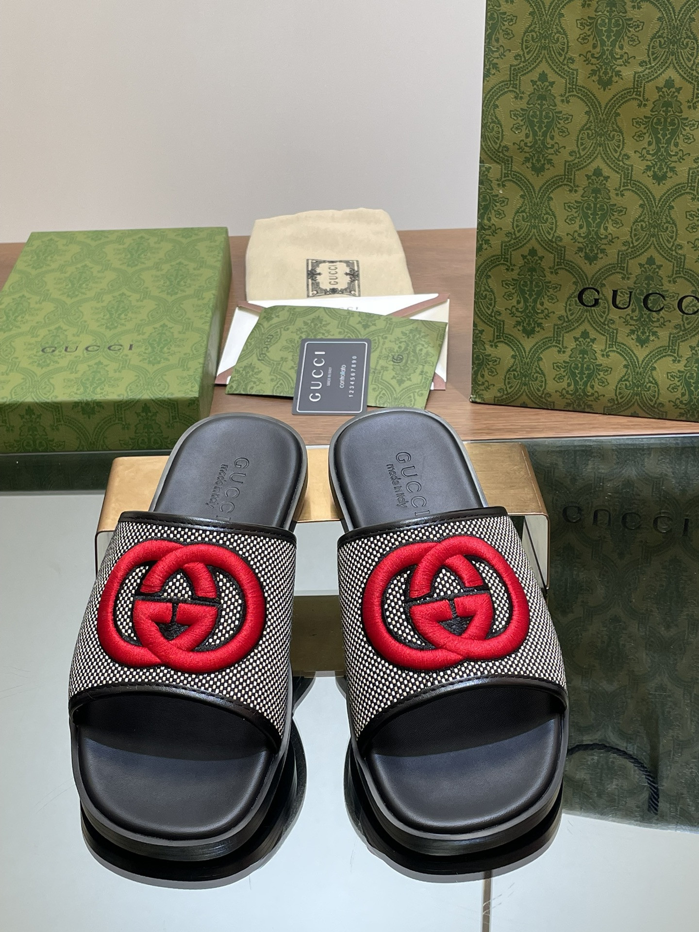 UA GUCCI INTERLOCKING G SLIDE SANDAL