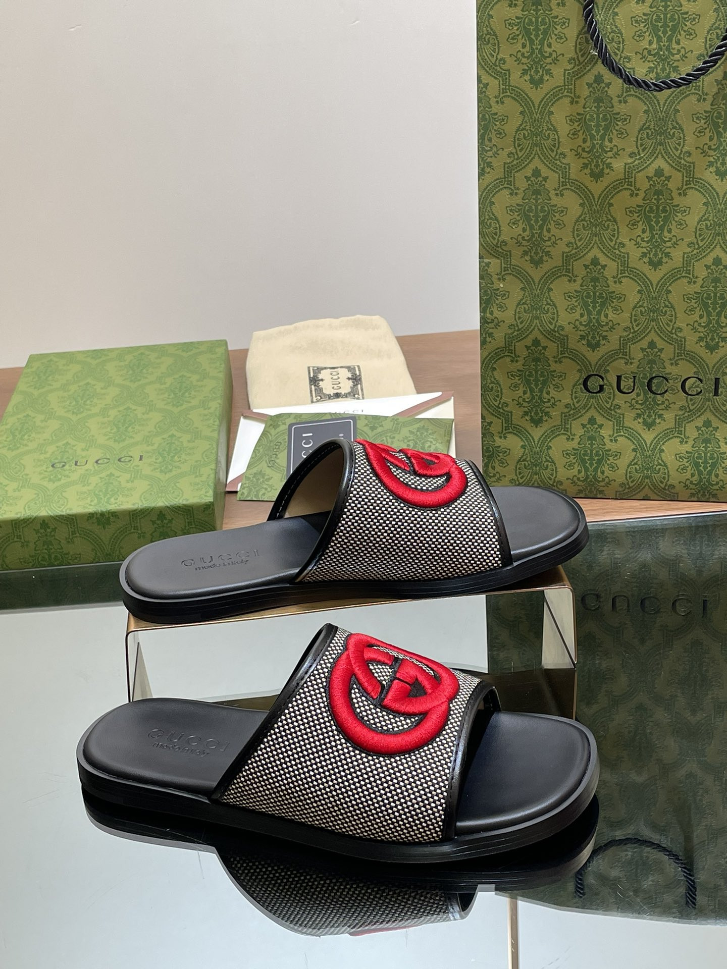 UA GUCCI INTERLOCKING G SLIDE SANDAL