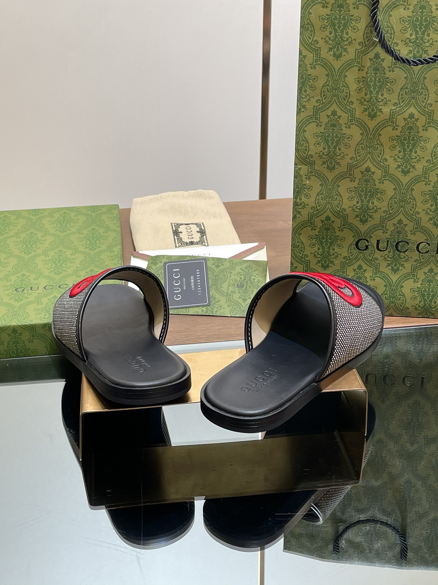 UA GUCCI INTERLOCKING G SLIDE SANDAL