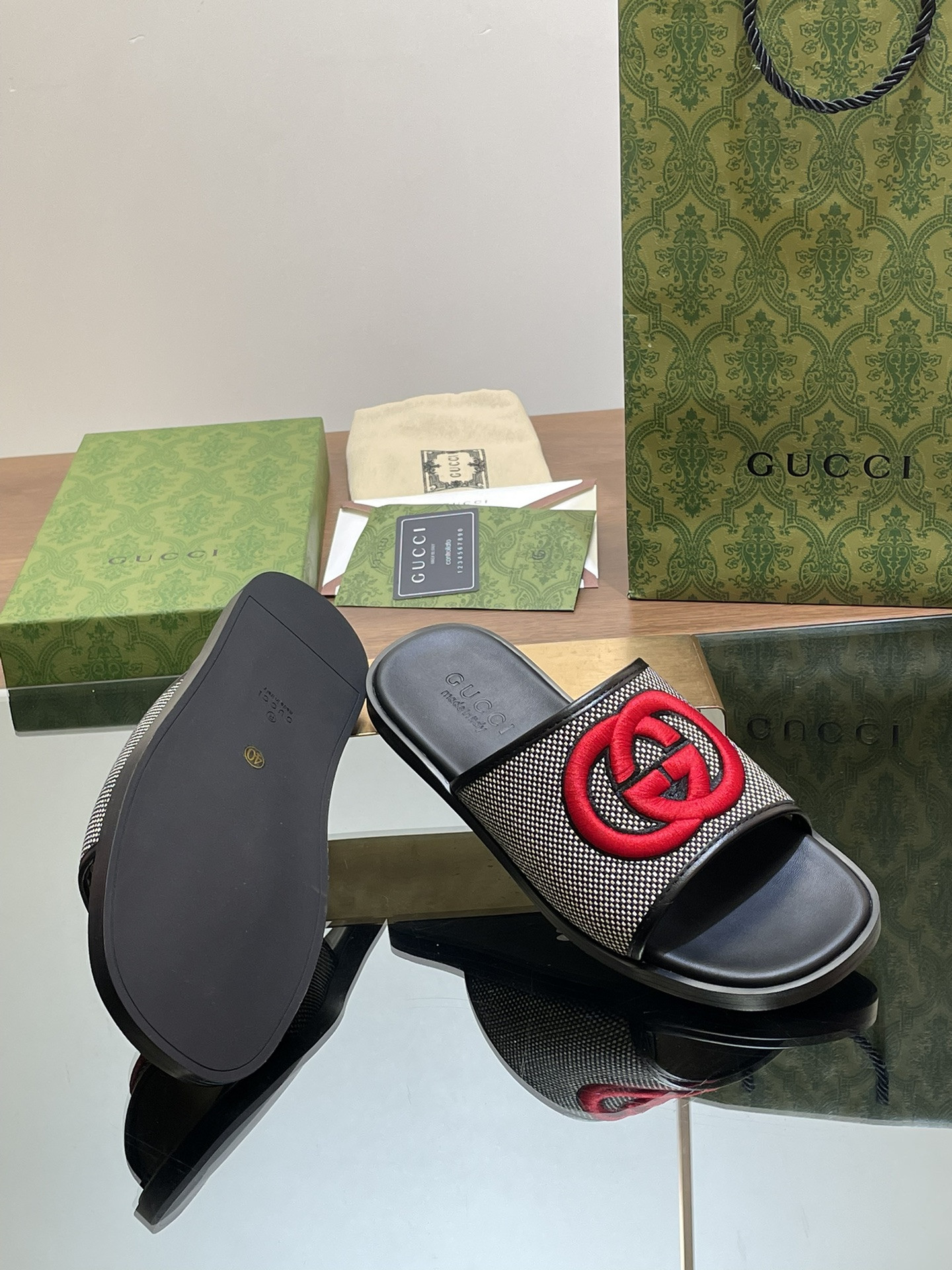 UA GUCCI INTERLOCKING G SLIDE SANDAL