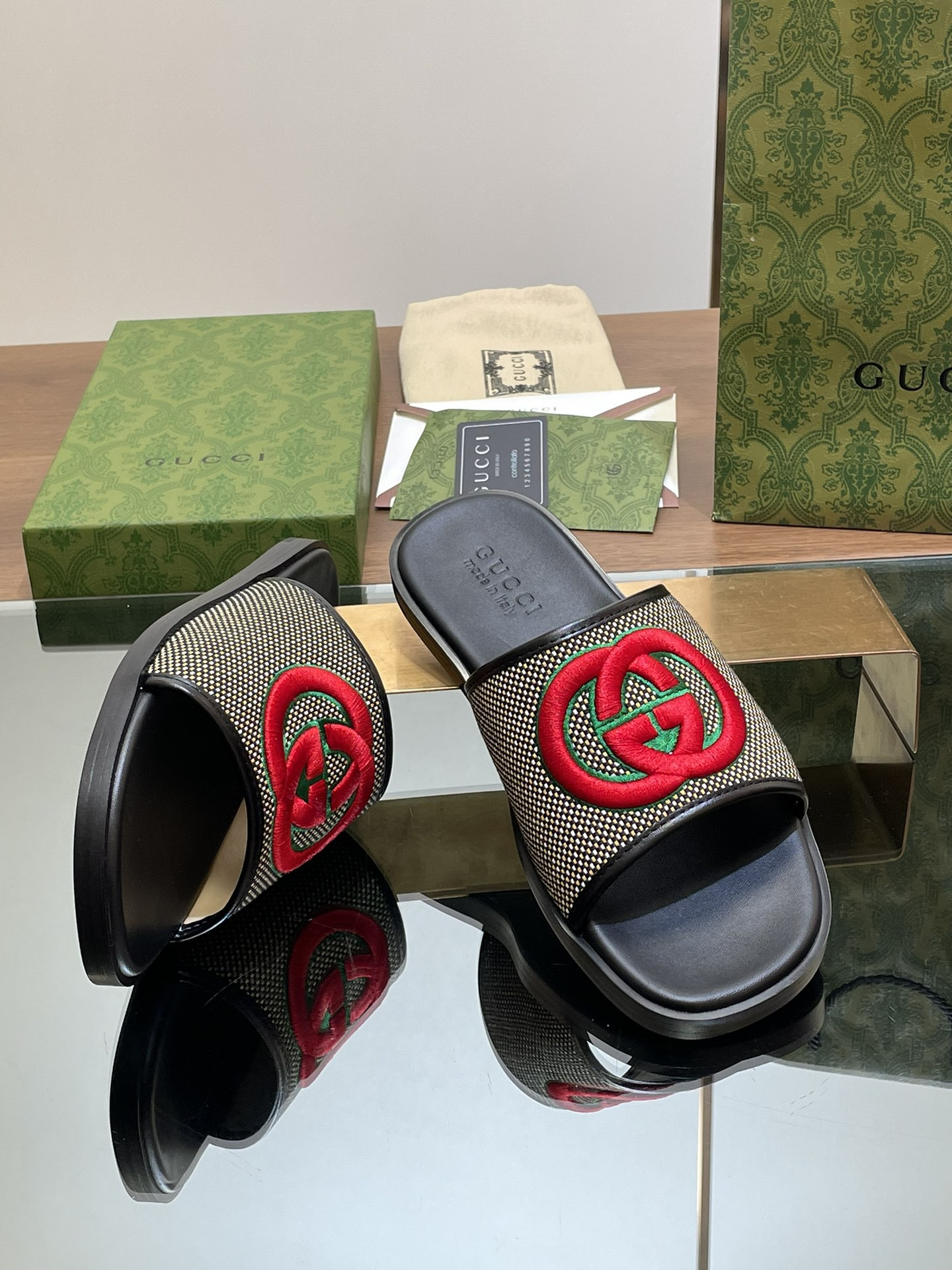 UA GUCCI INTERLOCKING G SLIDE SANDAL