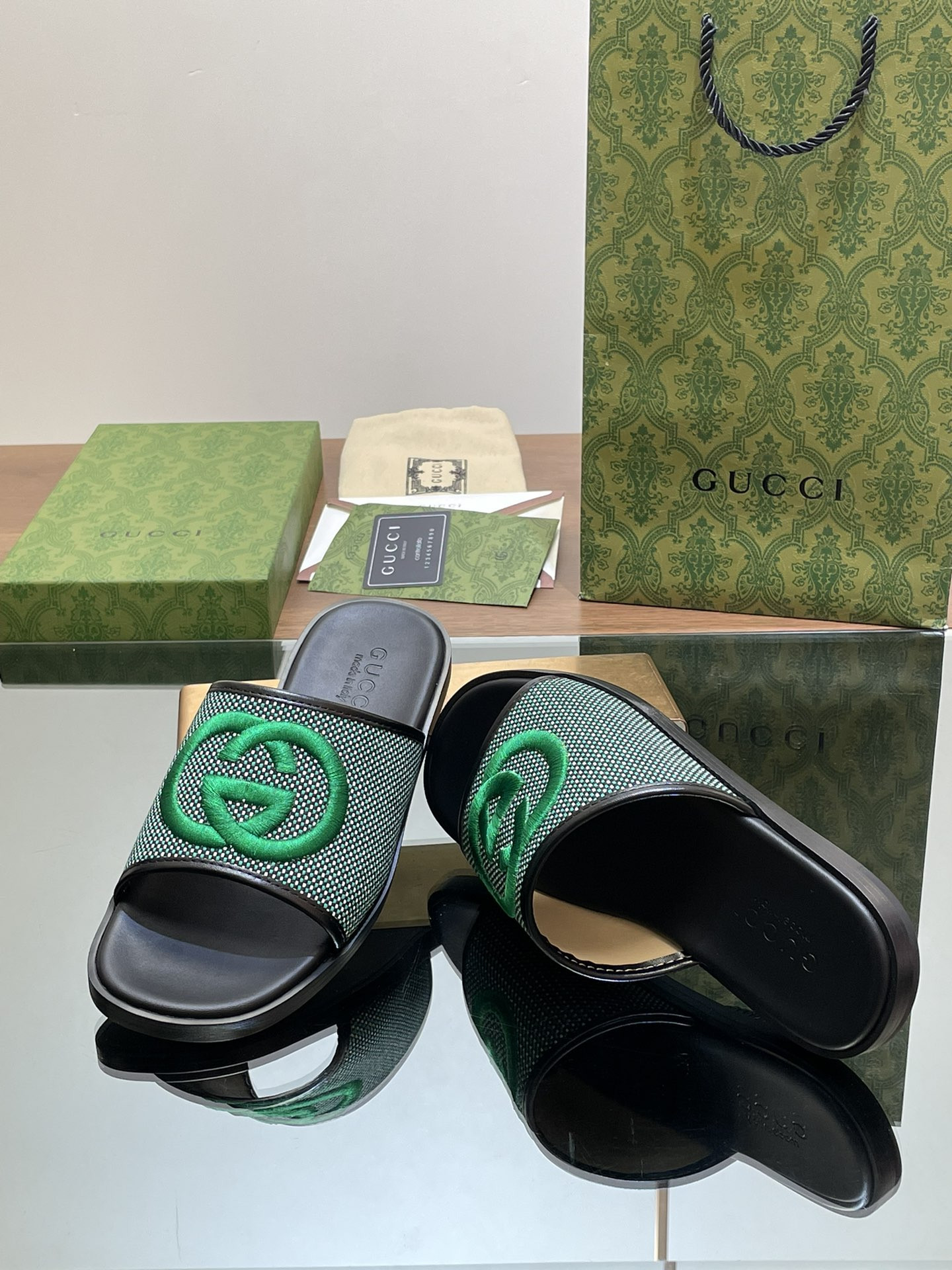 UA GUCCI INTERLOCKING G SLIDE SANDAL