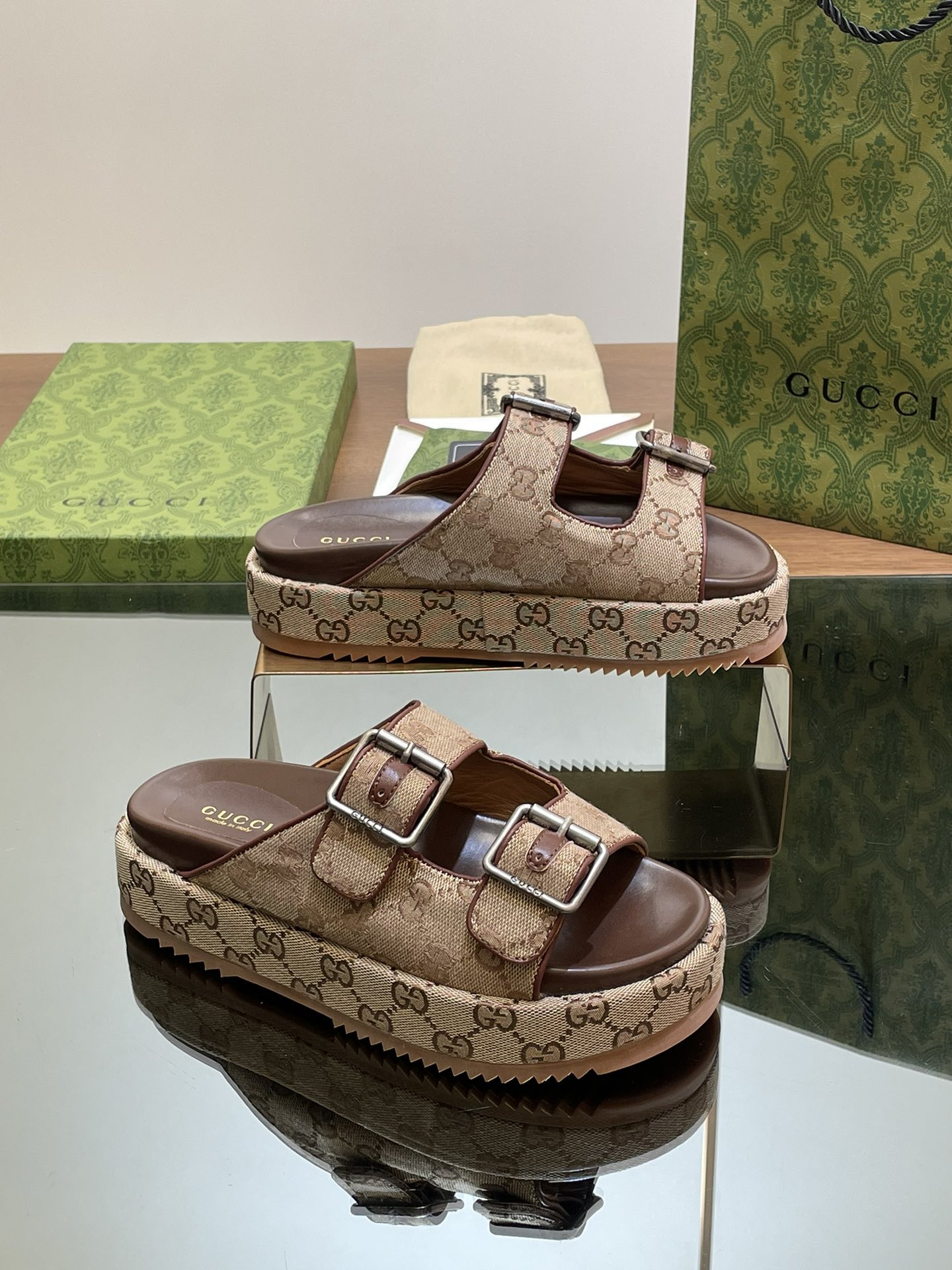 UA GUCCI  SANDAL WITH DOUBLE G