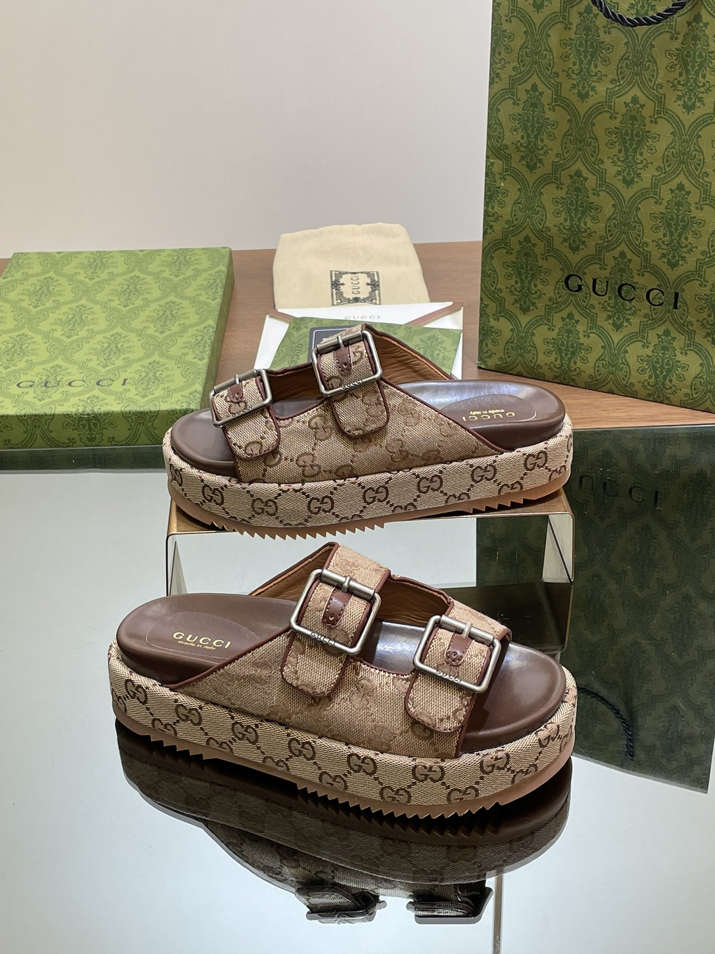 UA GUCCI  SANDAL WITH DOUBLE G