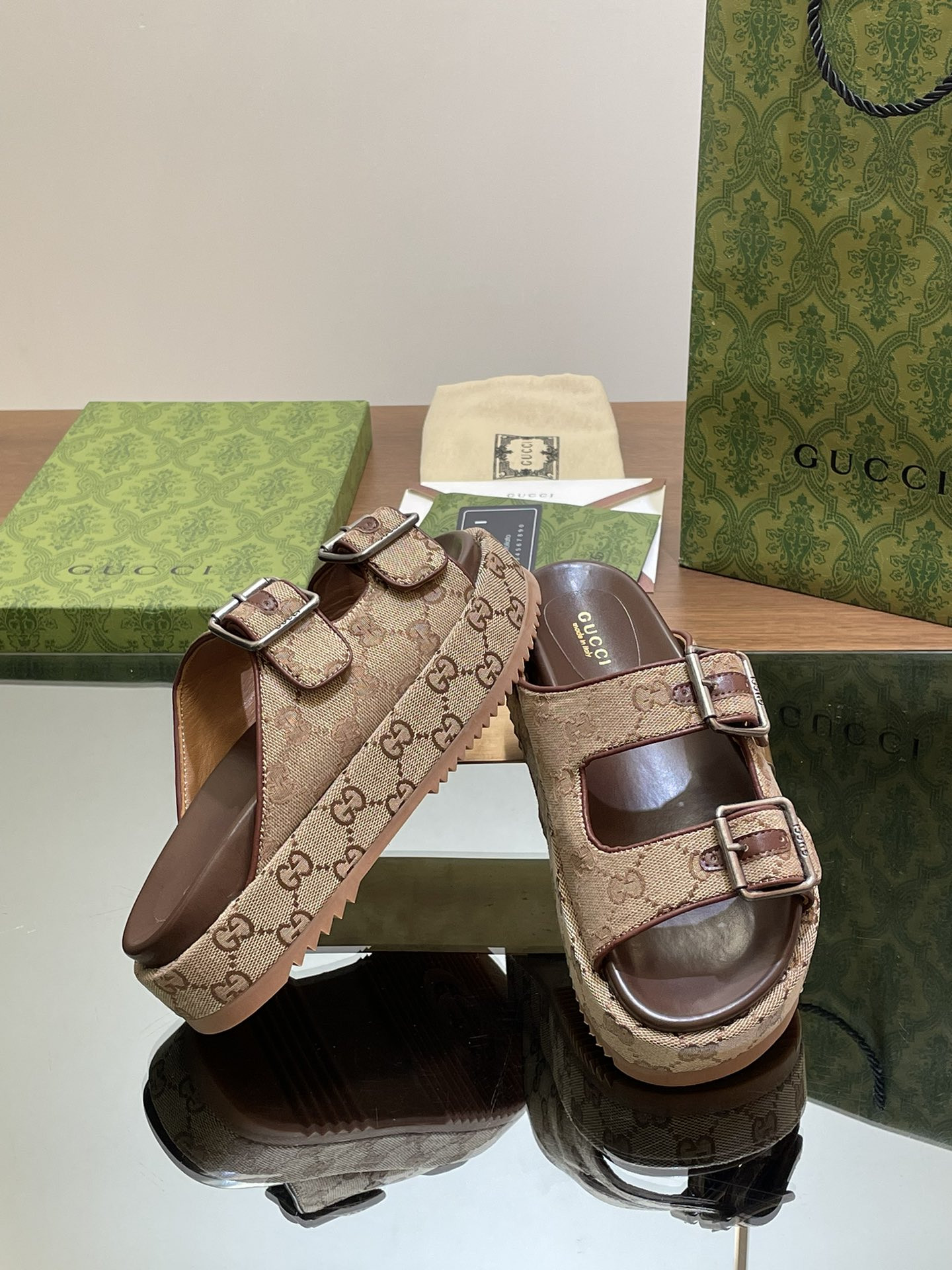 UA GUCCI  SANDAL WITH DOUBLE G
