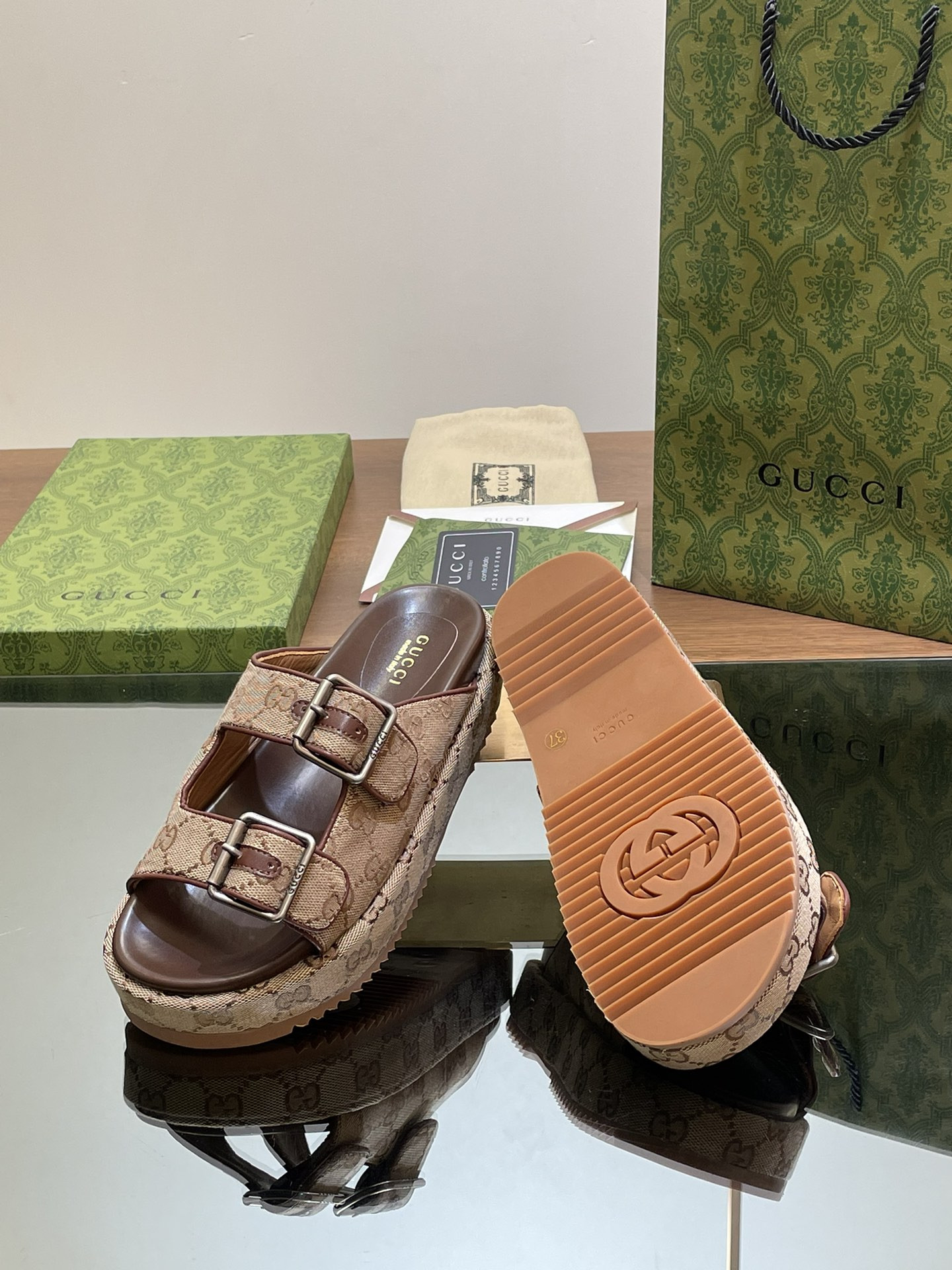 UA GUCCI  SANDAL WITH DOUBLE G