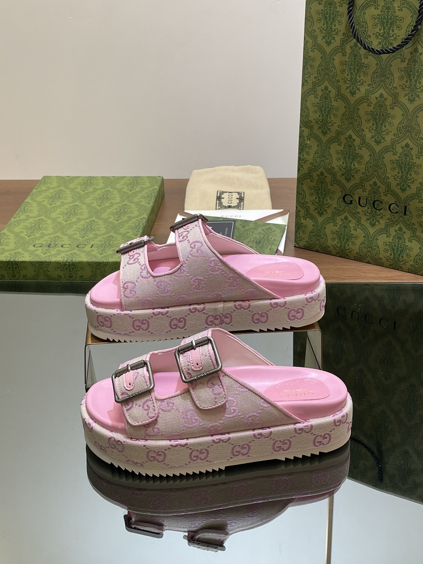 UA GUCCI SANDAL WITH DOUBLE G