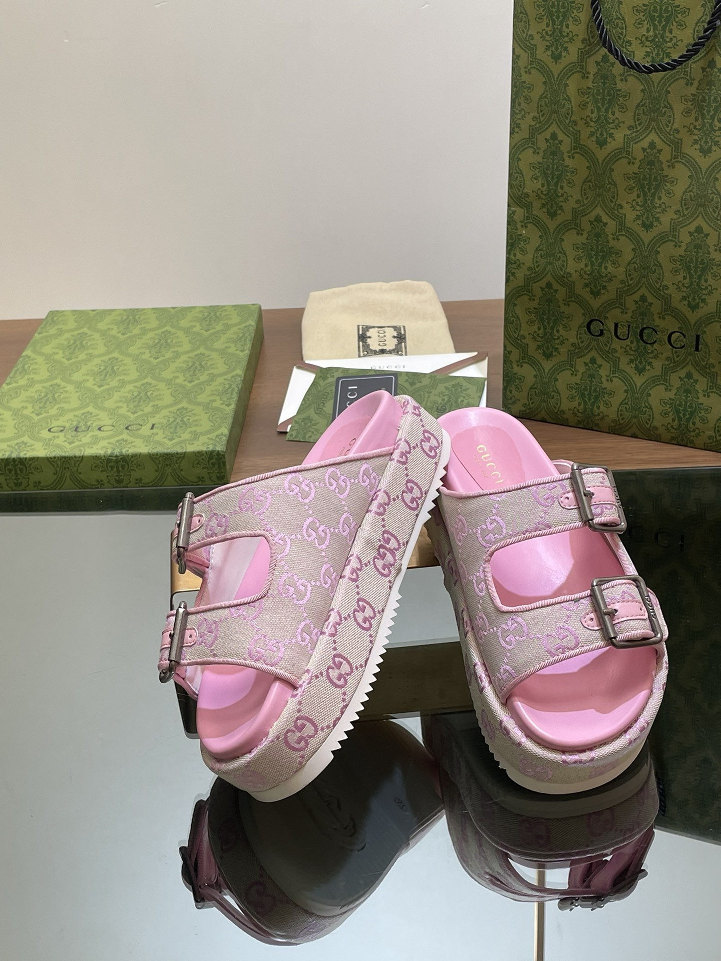 UA GUCCI SANDAL WITH DOUBLE G