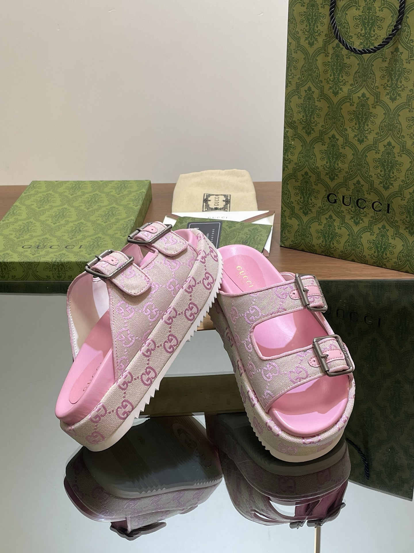 UA GUCCI SANDAL WITH DOUBLE G