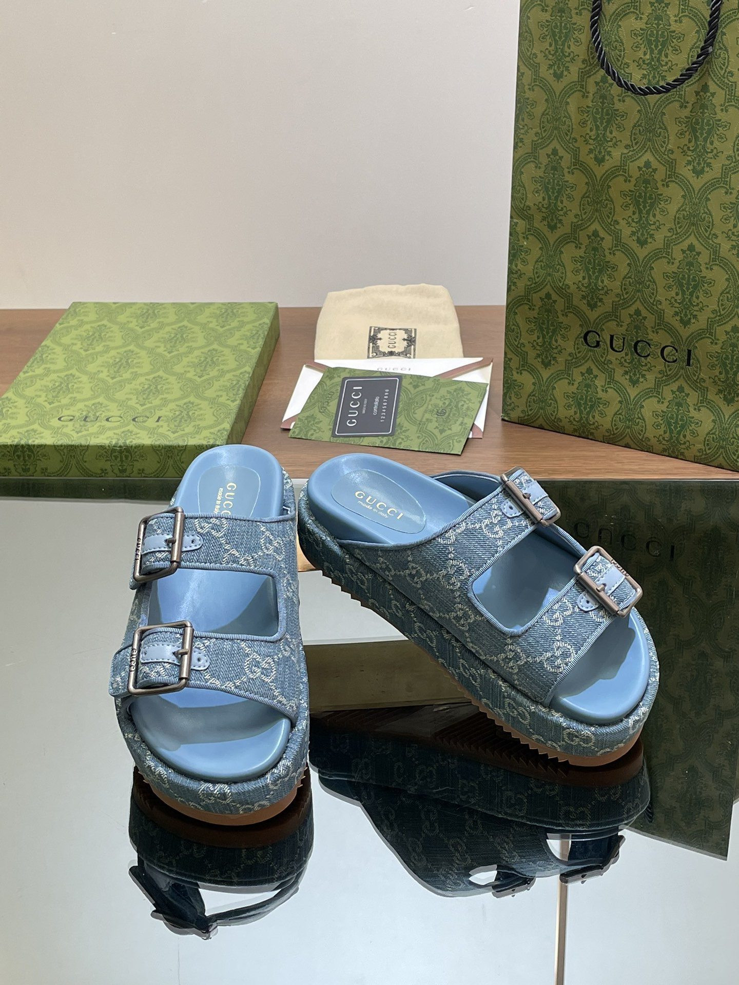 UA GUCCI SANDAL WITH DOUBLE G