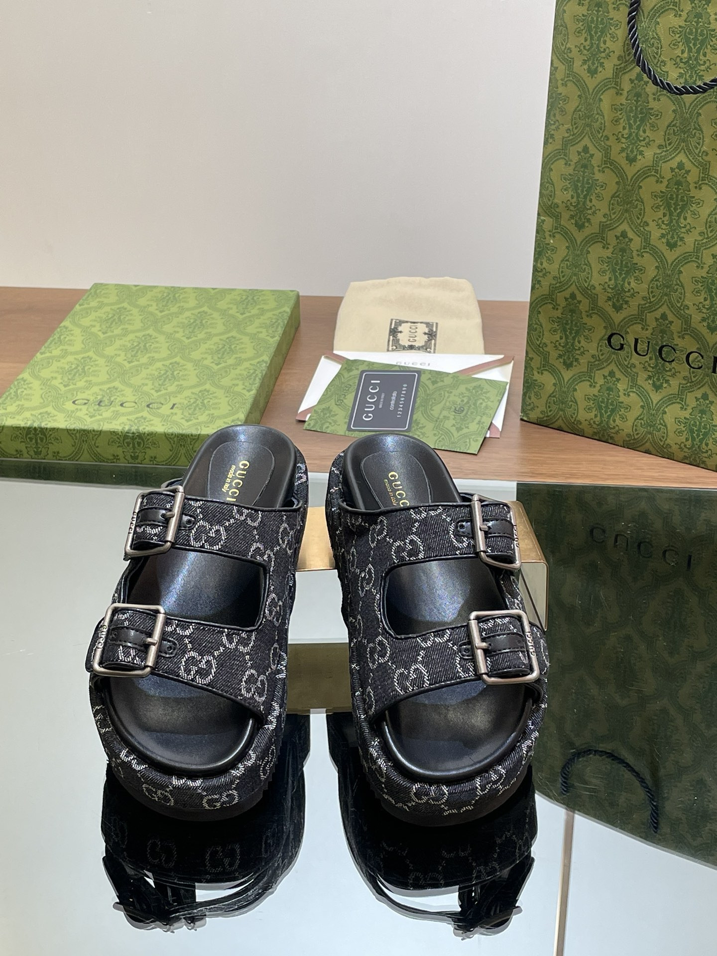 UA GUCCI SANDAL WITH DOUBLE G