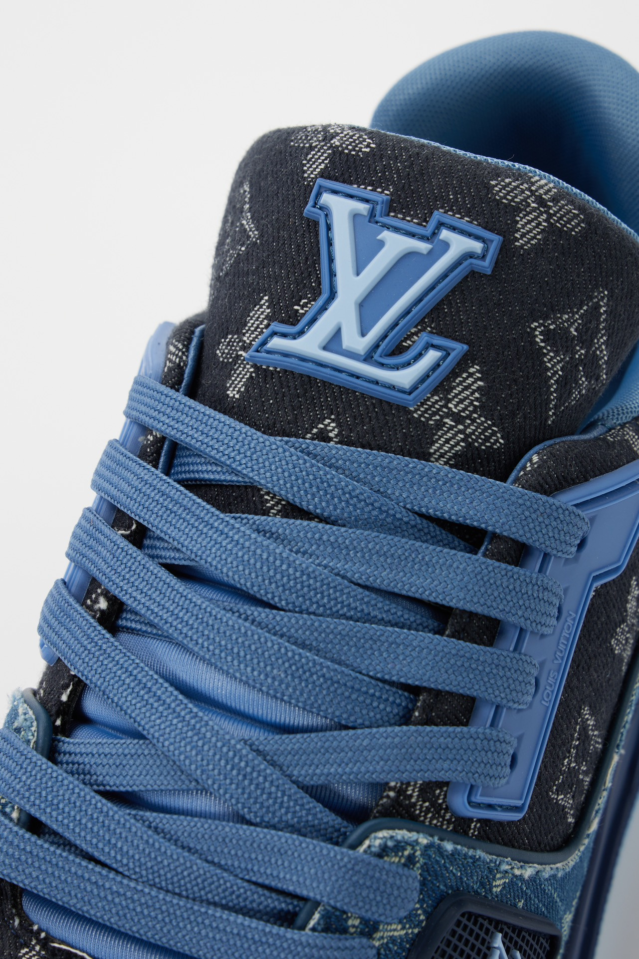 UA LV Trainer Sneaker