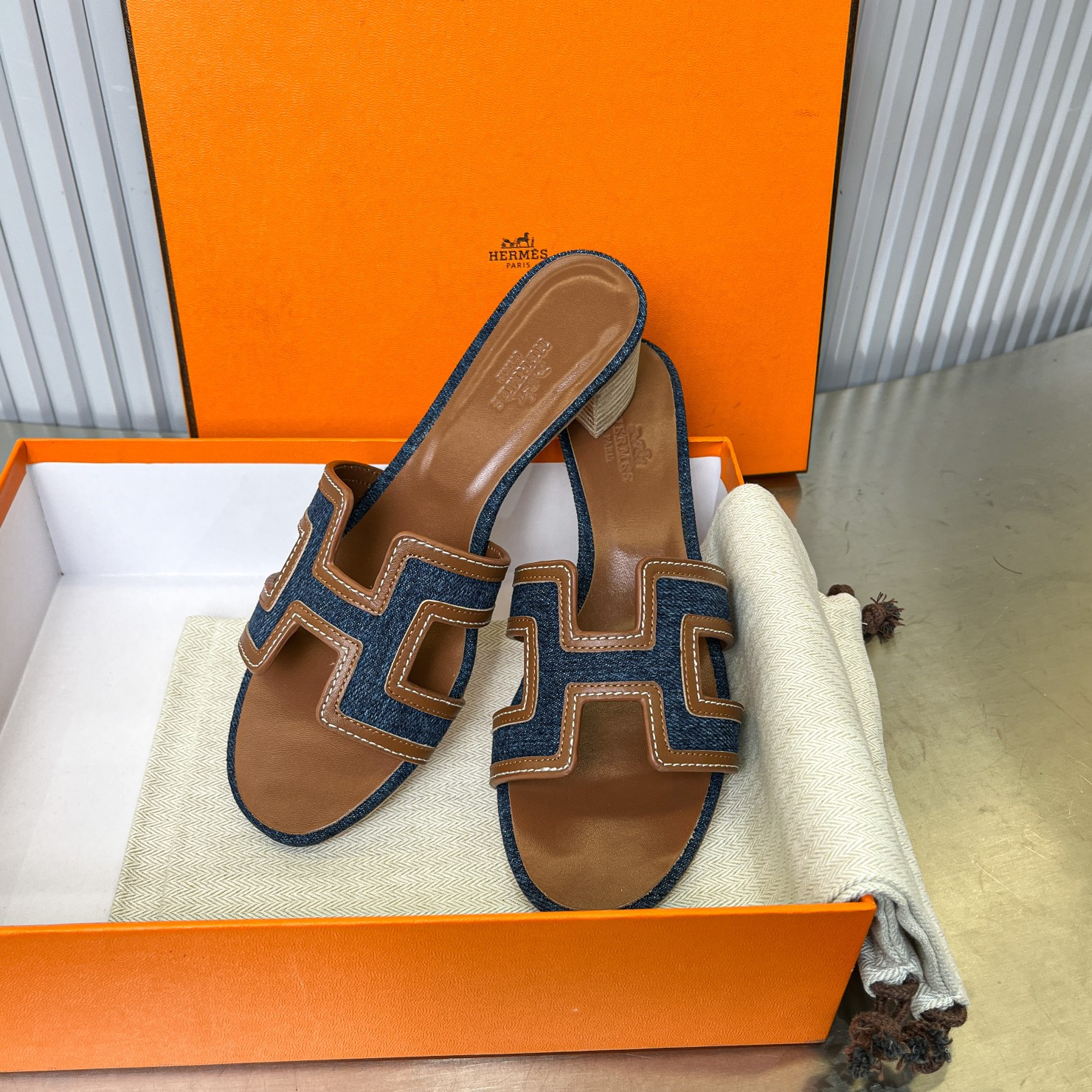 UA Hermès Oasis sandal