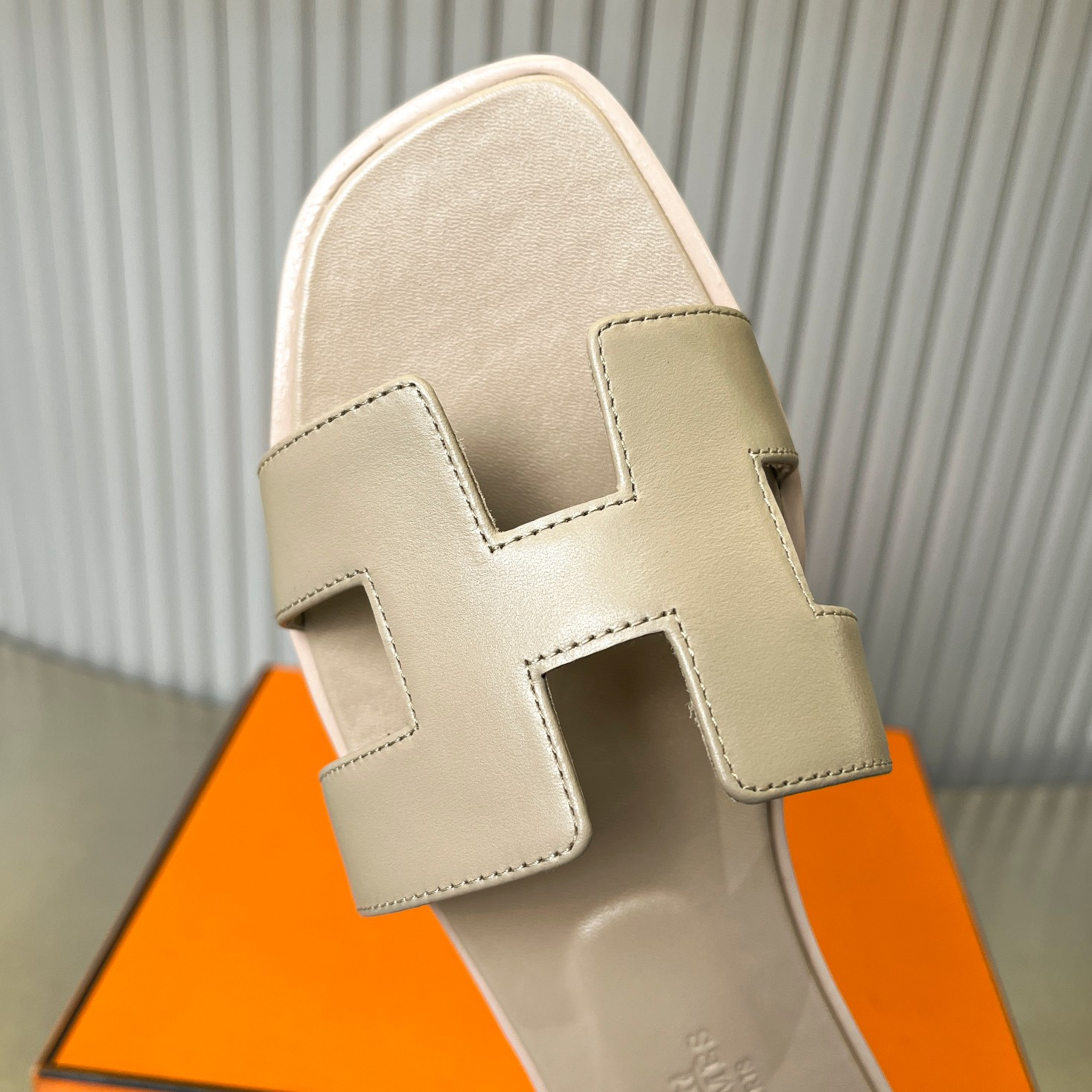 UA Hermès Oran sandal