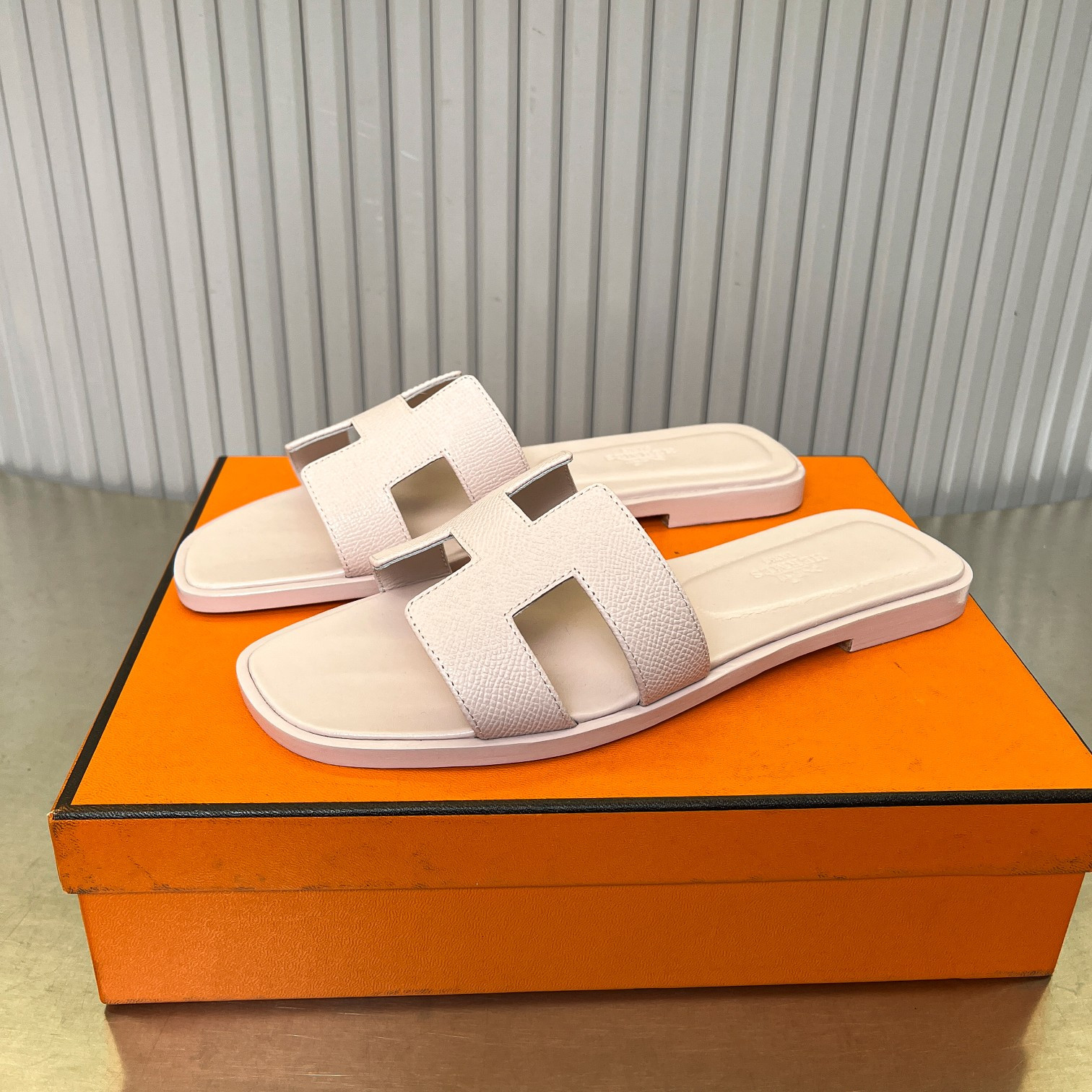 UA Hermès Oran sandal