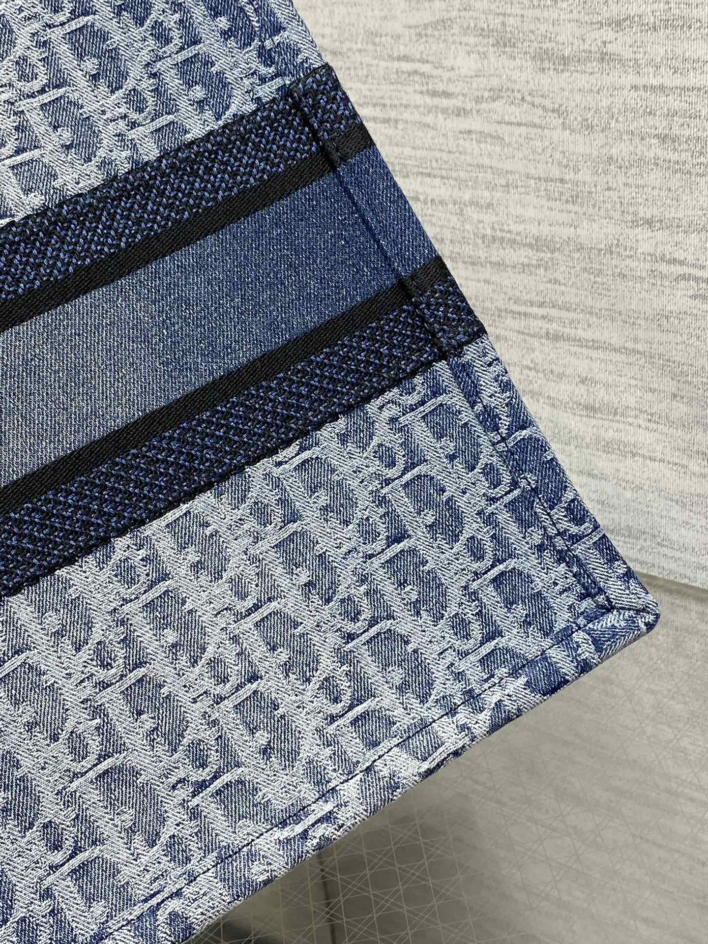 Medium Dior Book Tote Blue Denim Dior Oblique Jacquard 36 x 27.5 x 16.5 cm