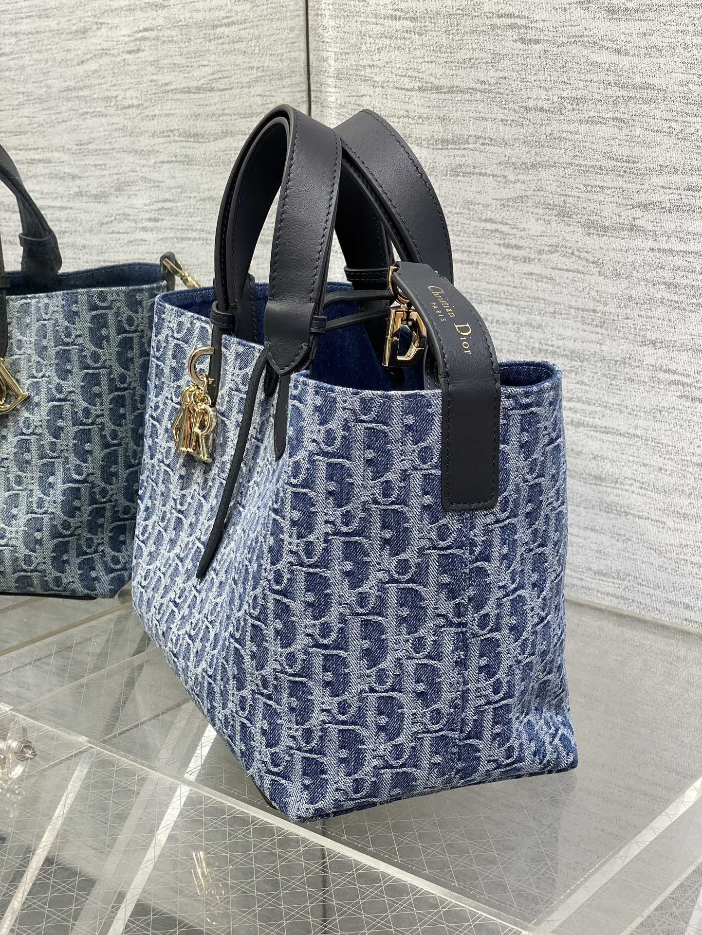 Medium Dior Toujours Bag Blue Denim Dior Oblique Jacquard 28.5 x 21.5 x 17 cm