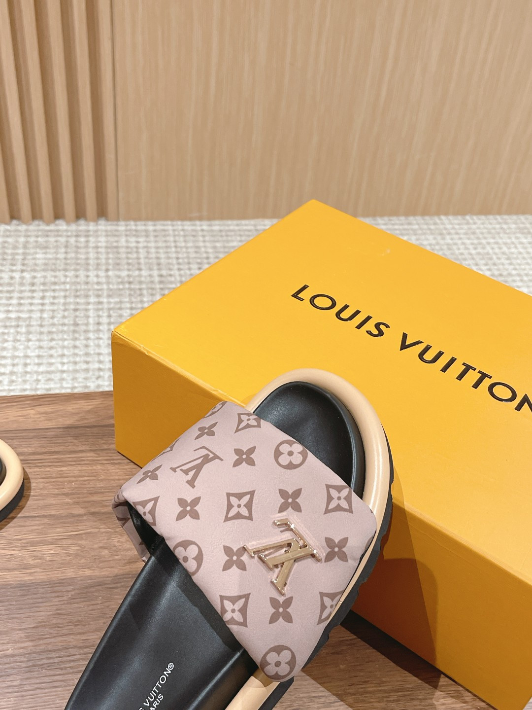 UA LV Pool Pillow Flat Comfort Mule