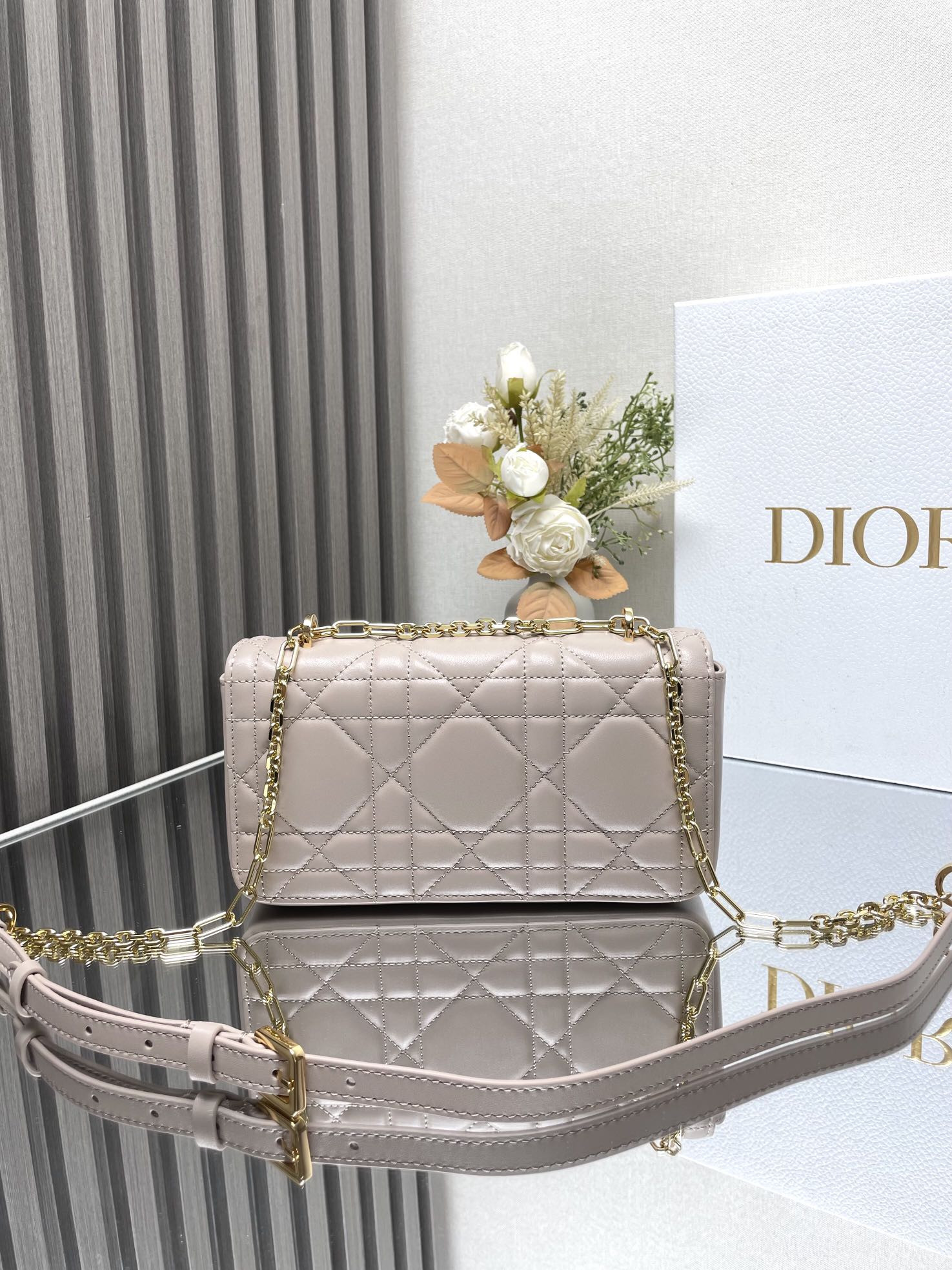 Dior Miss Daisy Mini Bag 22 x 12.5 x 4 cm
