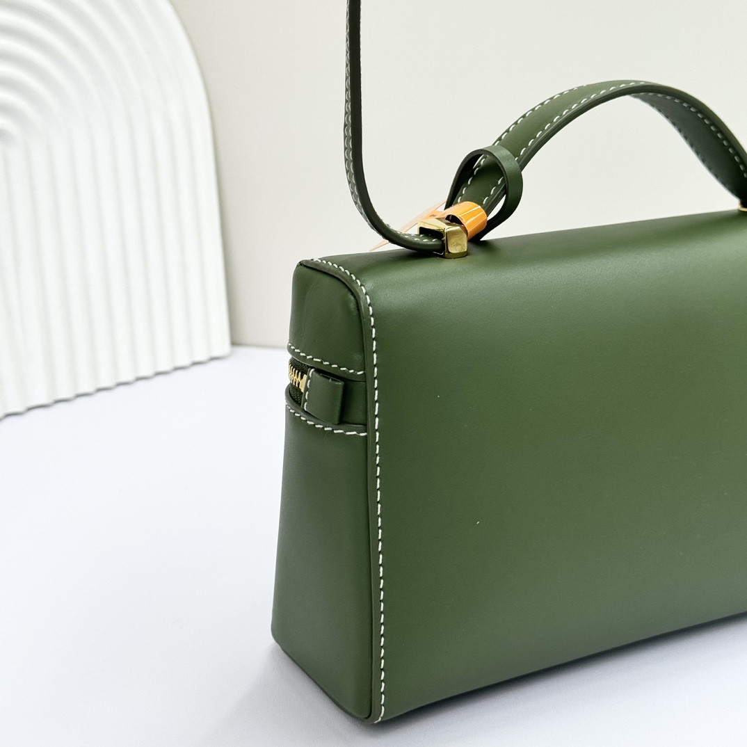 Loro Piana Extra Pocket L19 Smooth Calfskin 11 x 19 x 6.5 cm