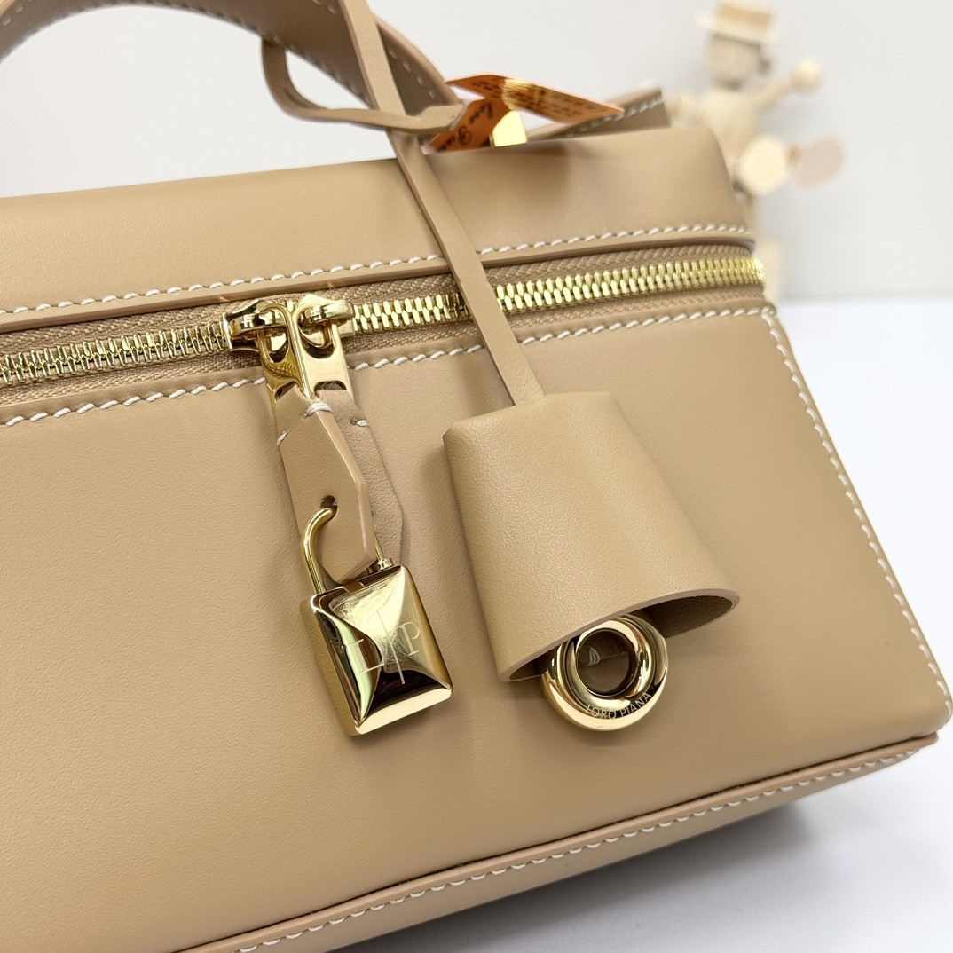 Loro Piana Extra Pocket L19 11 x 19 x 6.5 cm