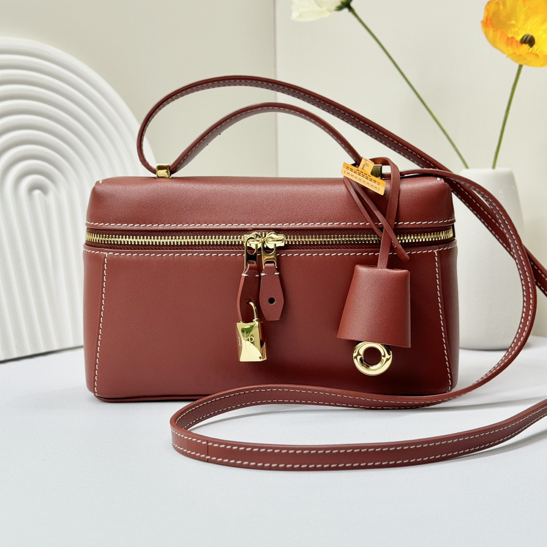 Loro Piana Extra Pocket L19 Smooth Calfskin 11 x 19 x 6.5 cm