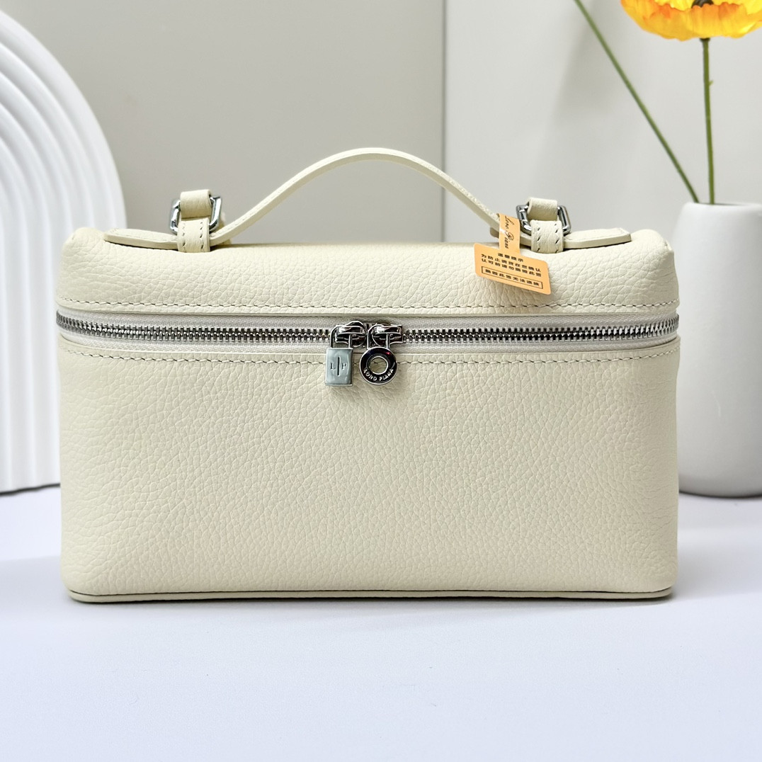 Loro Piana Extra Pocket L19 Grained Calfskin 11 x 19 x 6.5 cm