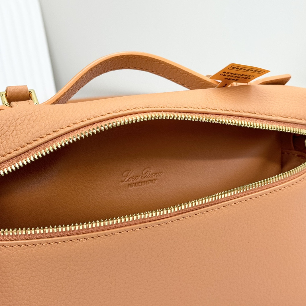 Loro Piana Extra Pocket L19 Grained Calfskin 11 x 19 x 6.5 cm