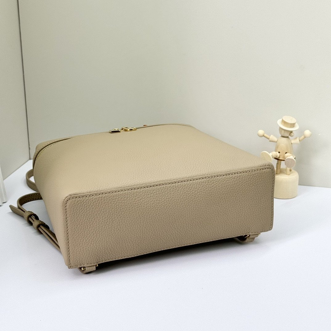 Loro Piana Extra Pocket backpack L23.5 Grained Calfskin 23 x 21 x 8 cm