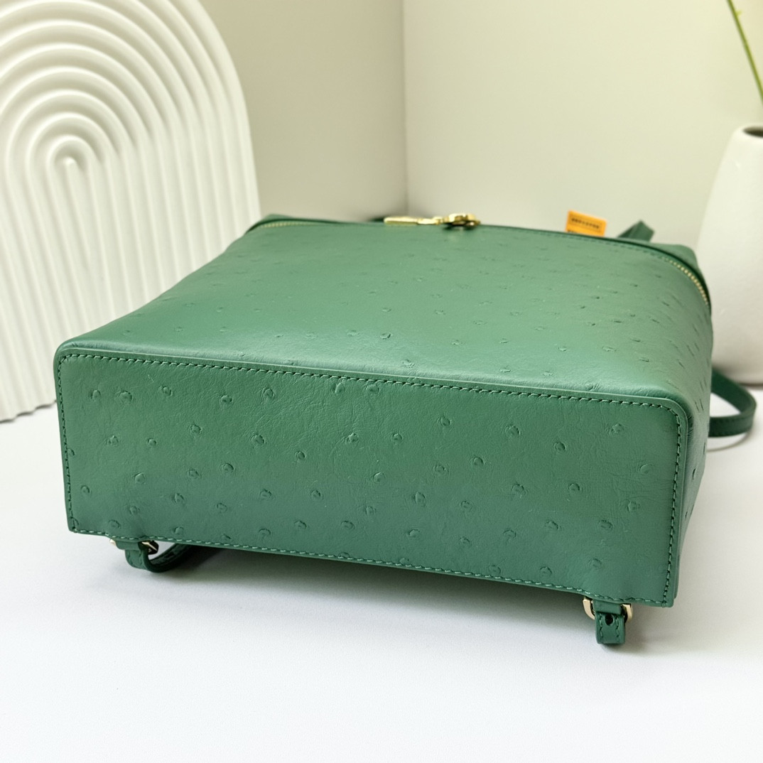 Loro Piana Extra Pocket backpack L23.5 Ostrich-grained Leather 23 x 21 x 8 cm